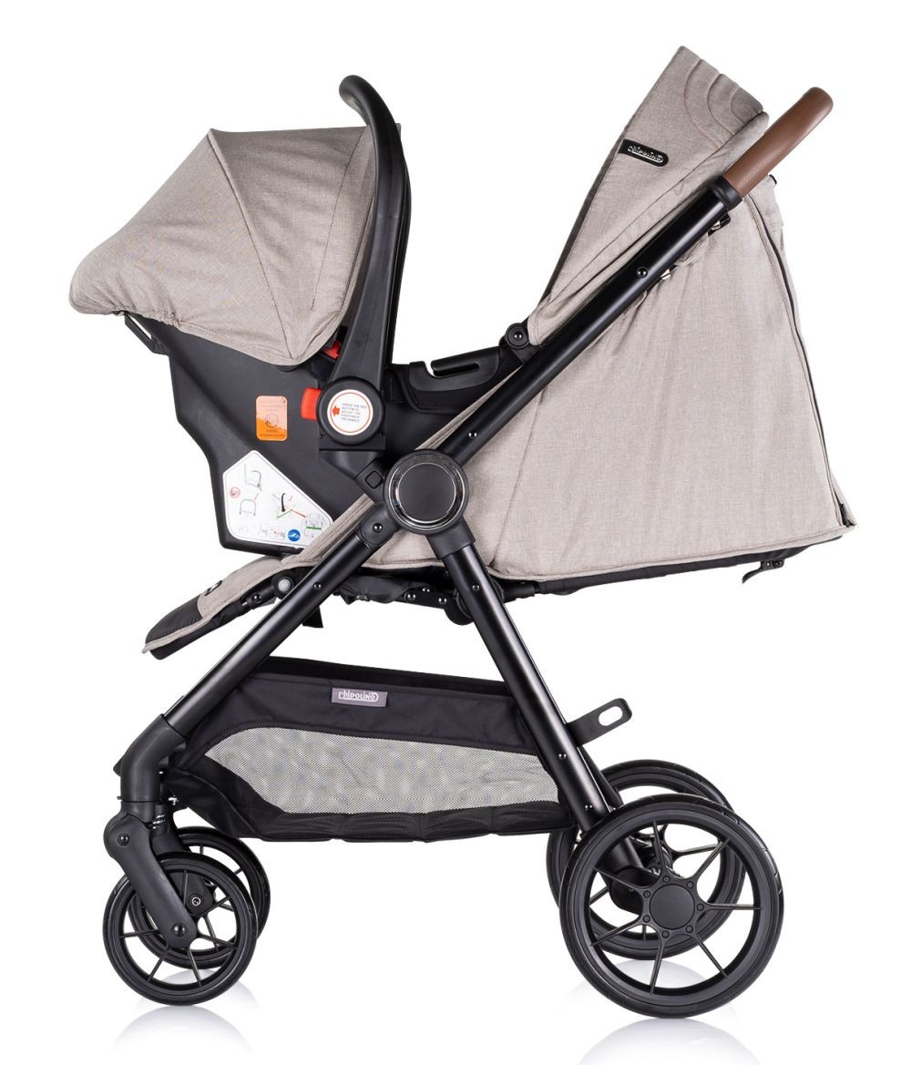 Ein beigefarbener Kinderwagen mit befestigtem Autositz. Er hat ein schwarzes Gestell und drei Räder.
