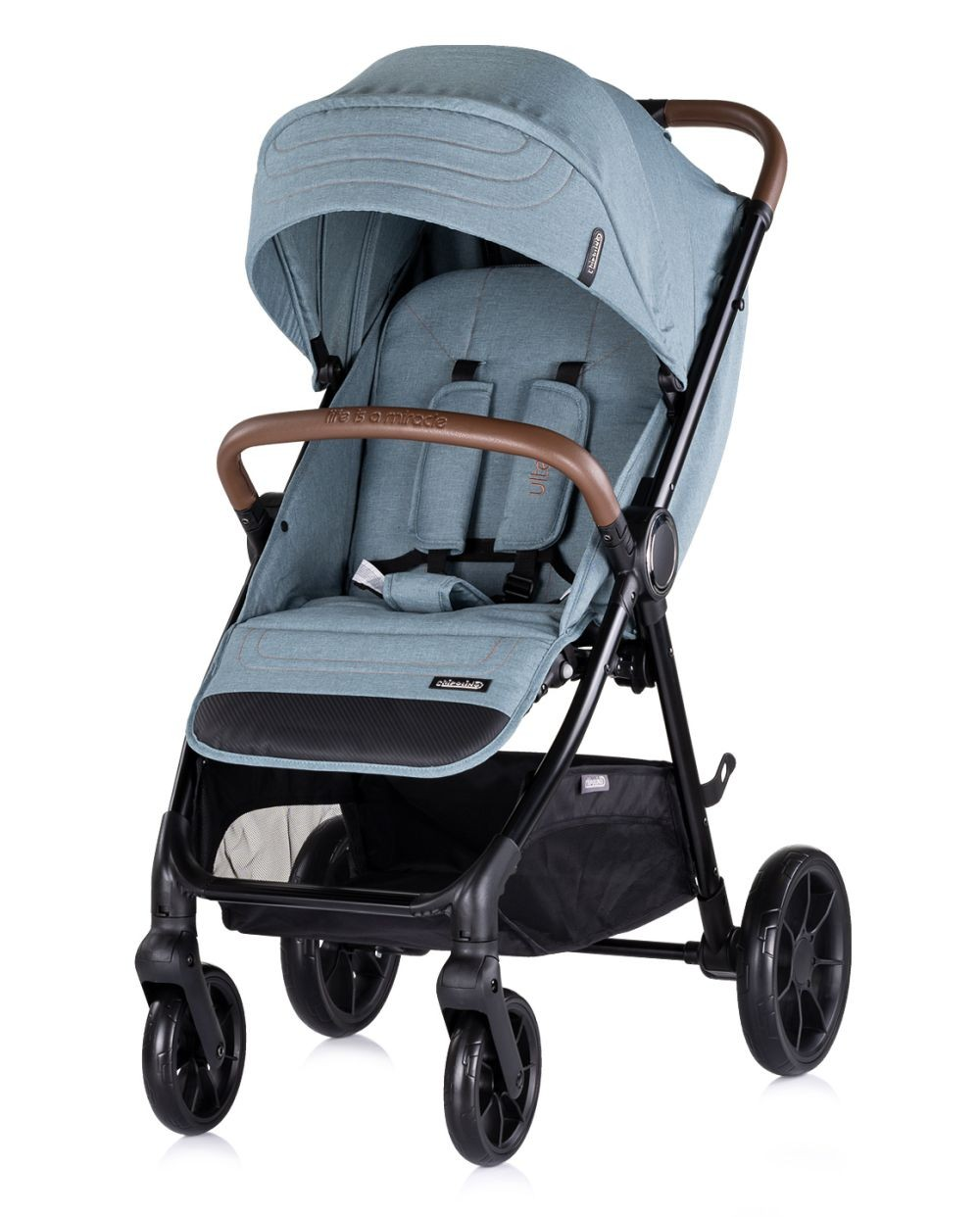 Ein tealfarbener Kinderwagen mit braunem Griff. Er hat ein schwarzes Gestell und drei Räder.
