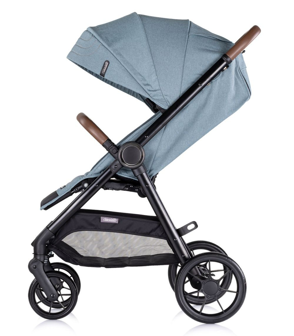 Ein tealfarbener Kinderwagen von der Seite. Er hat ein schwarzes Gestell, drei Räder und ein tealfarbenes Verdeck.