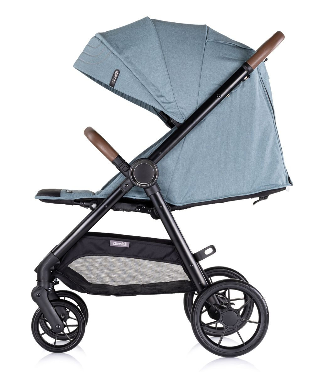 Ein tealfarbener Kinderwagen von der Seite. Er hat ein schwarzes Gestell, drei Räder und ein tealfarbenes Verdeck.