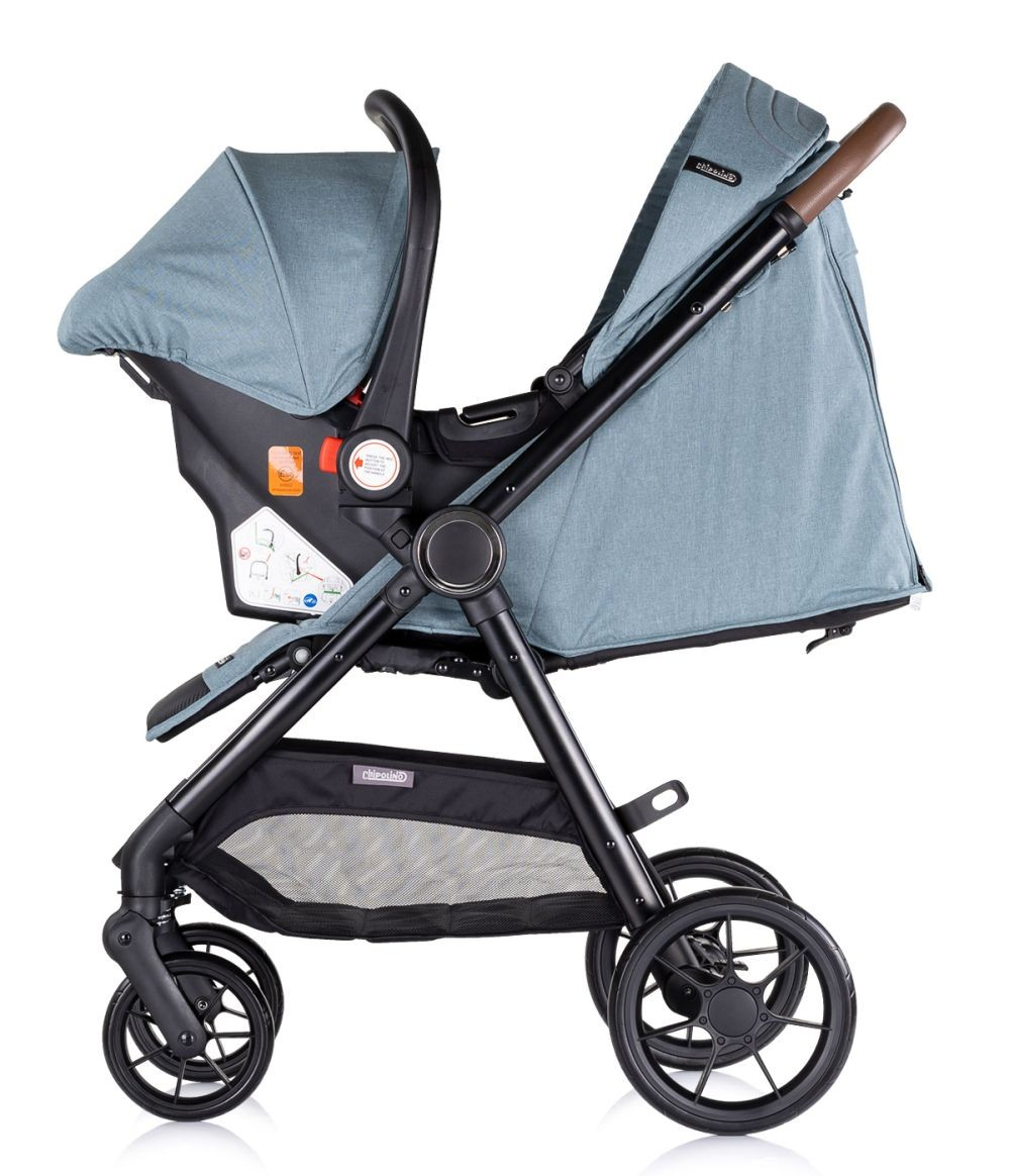 Ein schwarzer Kinderwagen mit befestigtem Autositz. Der Kinderwagen hat einen blauen Stoff und einen weißen Hintergrund.
