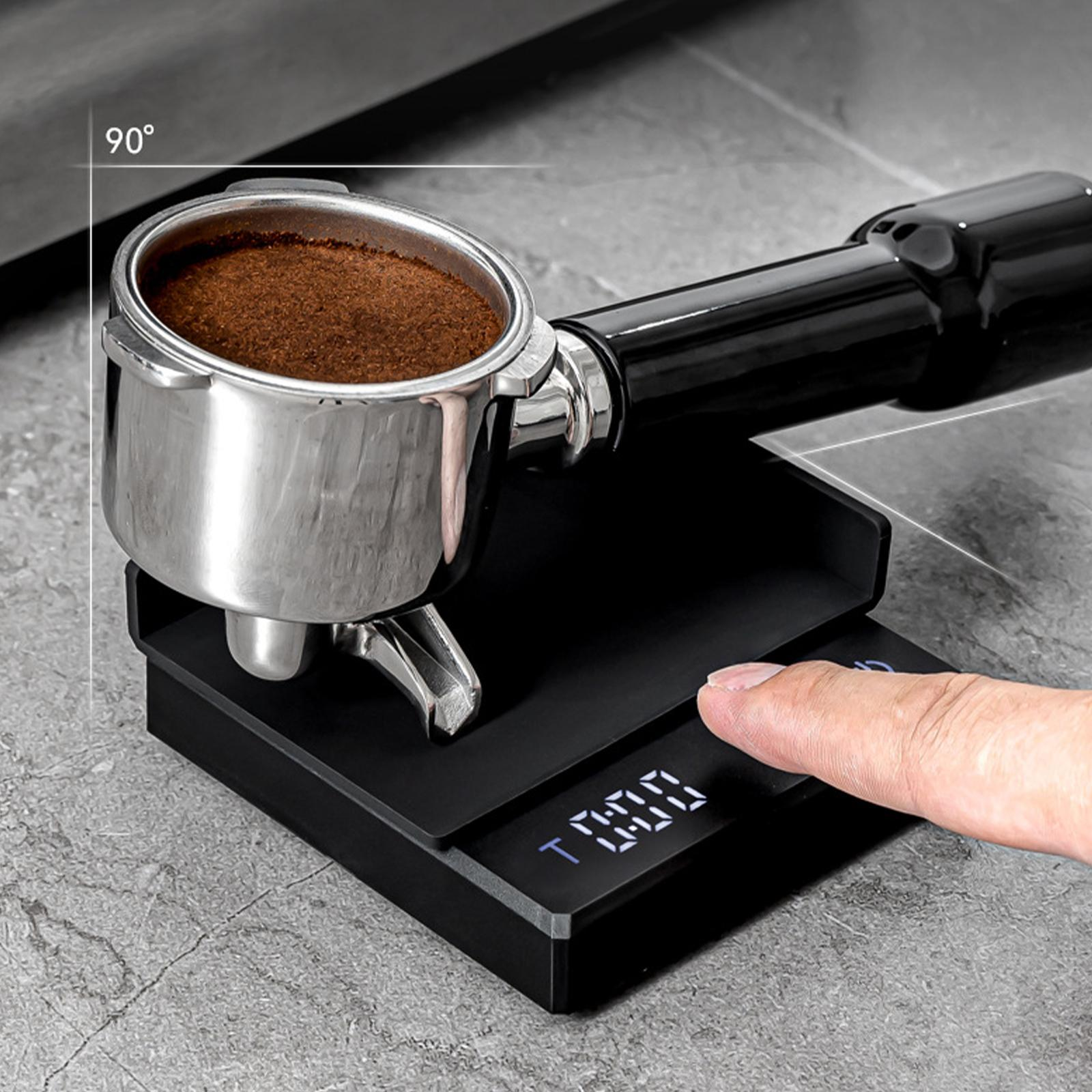 Ein Kaffee-Siebträger auf einer Waage mit Kaffeepulver, wird gedrückt.