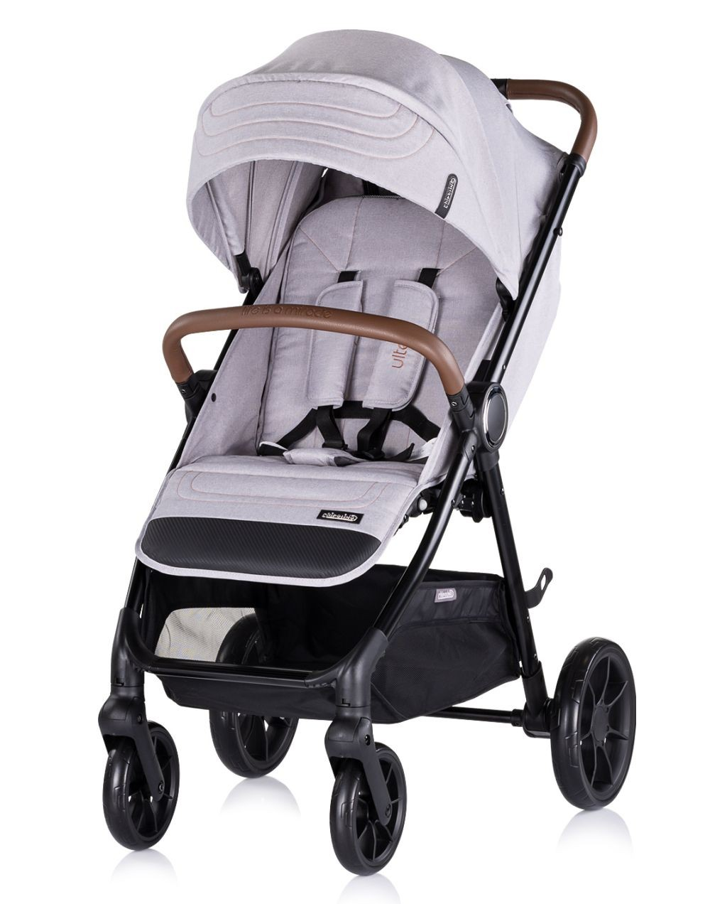 Ein Baby-Kinderwagen in Hellgrau, von vorne gesehen.