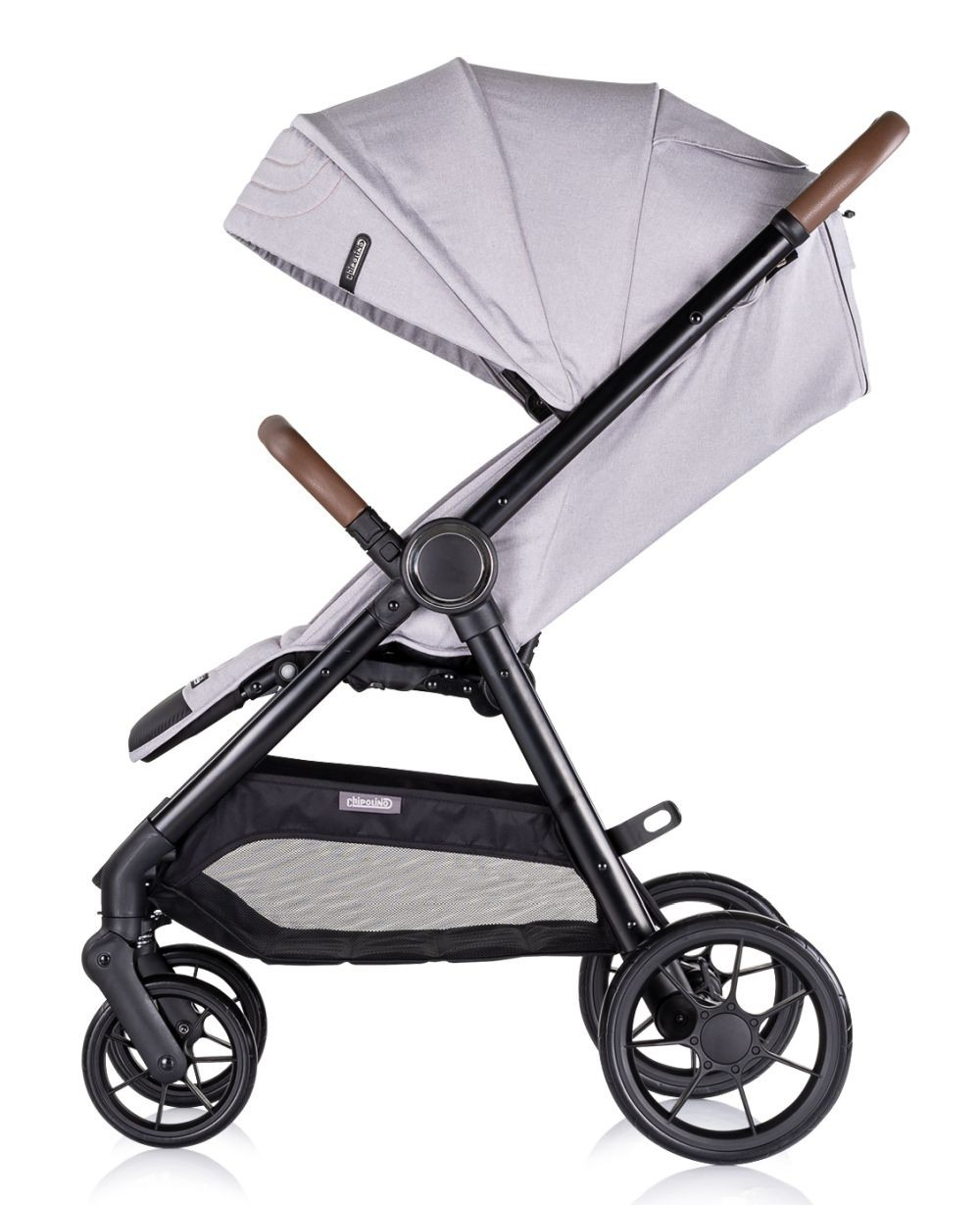 Ein Baby-Kinderwagen in Hellgrau, von der Seite gesehen.