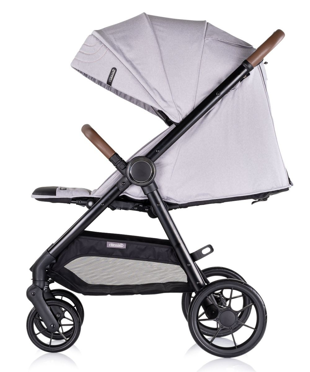 Ein grauer und schwarzer Kinderwagen mit Sonnenschutz. Der Kinderwagen hat einen Korb und große Räder.