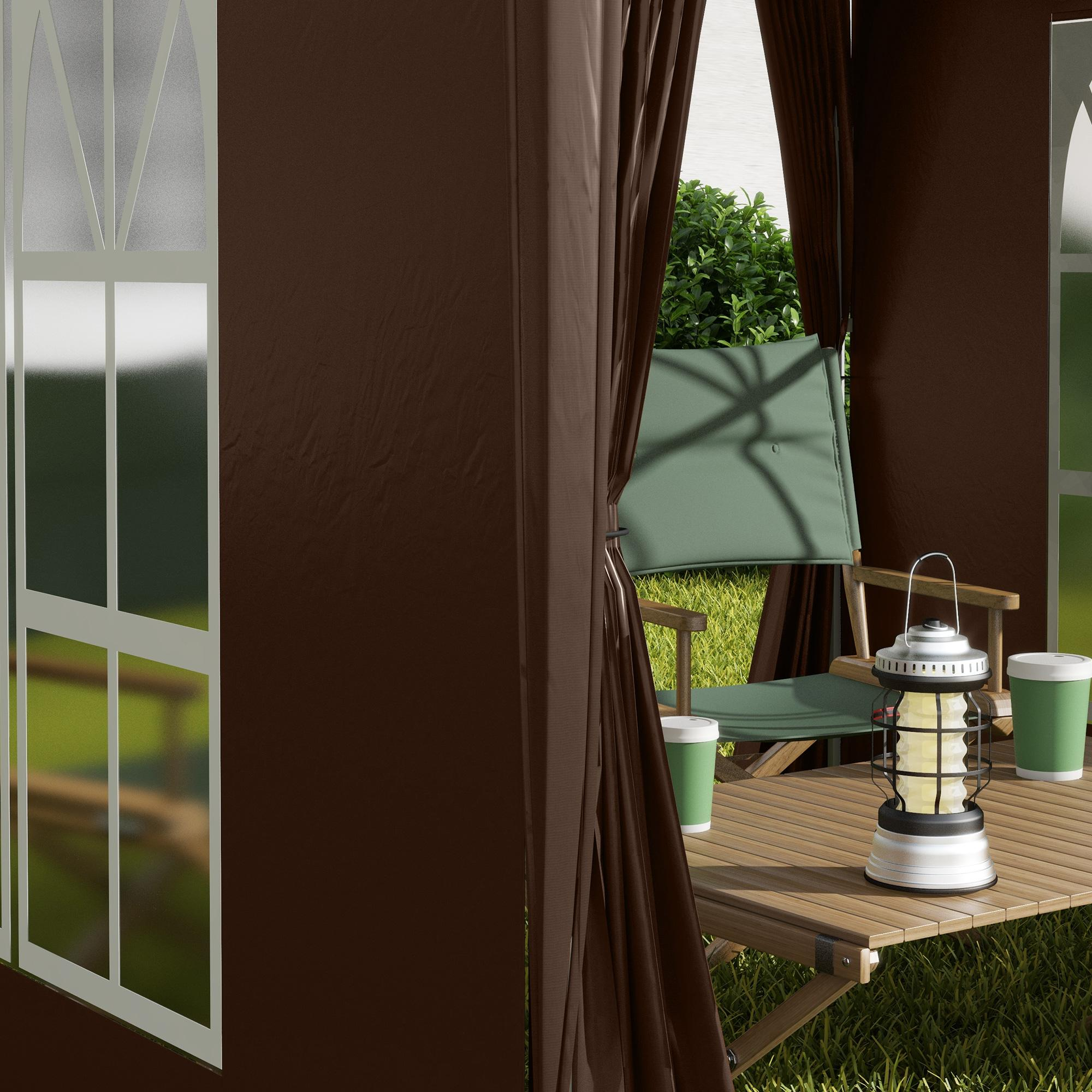 Blick durch ein braunes Pavillonfenster, mit einem grünen Stuhl, einer Laterne und Bechern. Die Szene ist in einem Garten.