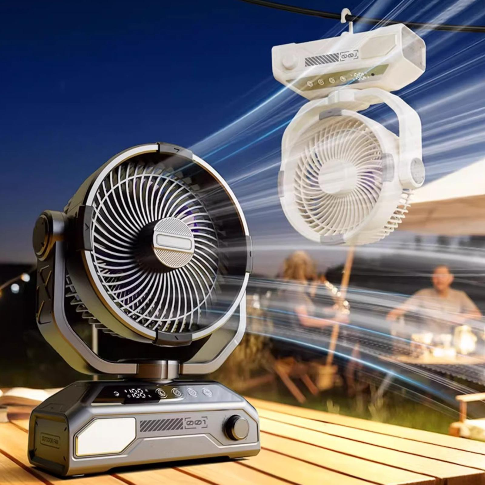 Zwei schwarze Ventilatoren mit Lichtern und ein Holztisch mit Personen im Hintergrund, in einer Nachtszene.