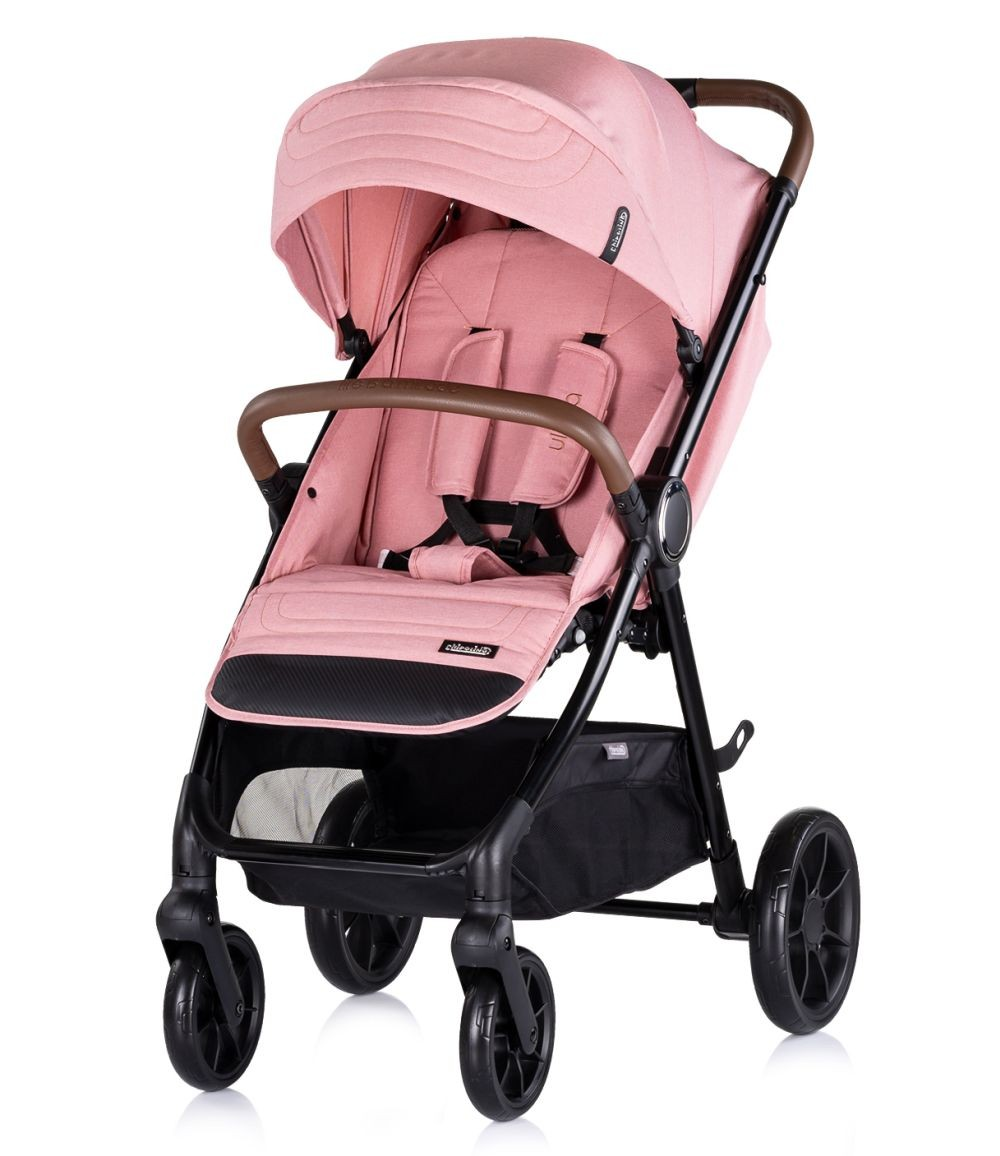 Ein rosa Baby-Kinderwagen mit schwarzem Rahmen, braunem Griff und schwarzen Rädern, von der Seite gesehen.