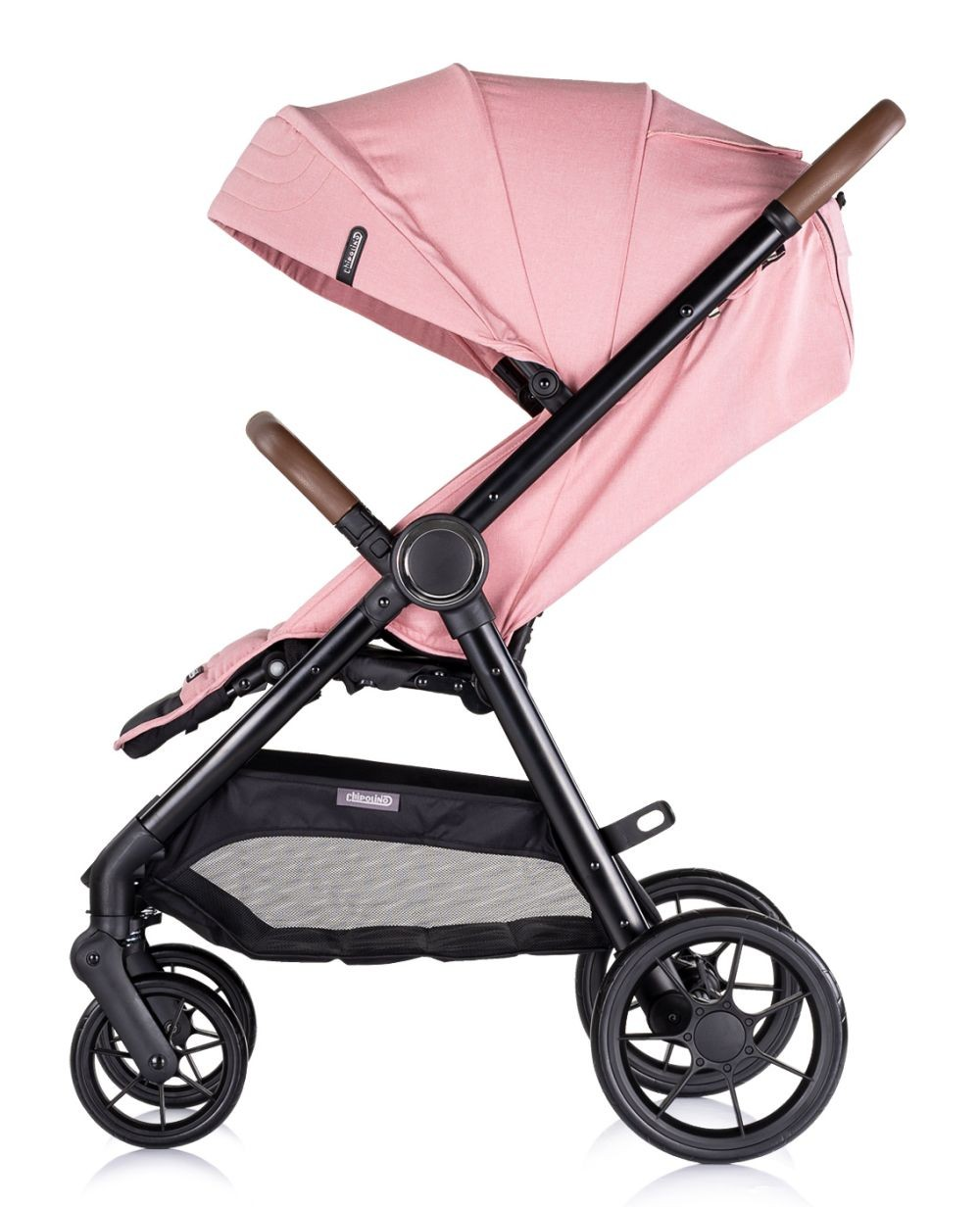 Eine Seitenansicht eines rosa Baby-Kinderwagens mit schwarzem Rahmen und braunem Griff, vor weißem Hintergrund.