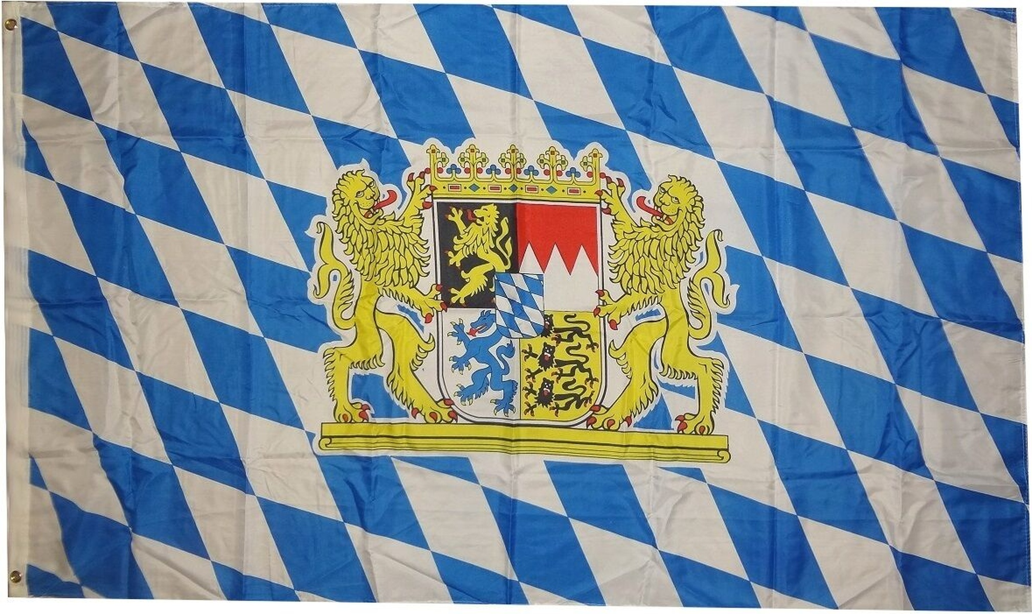 Die bayerische Flagge mit blau-weißem Rautenmuster und dem bayerischen Wappen in der Mitte.
