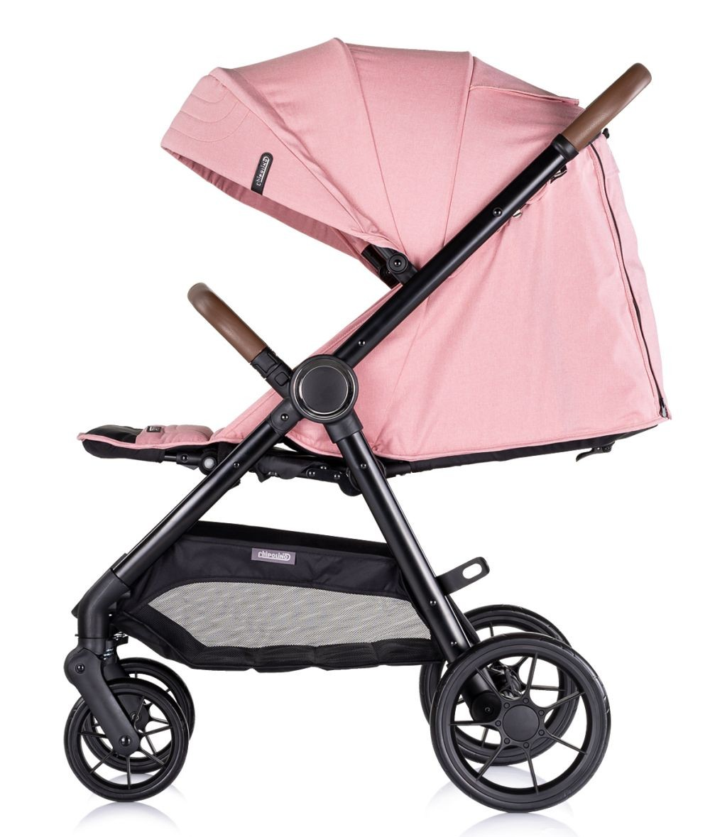 Rosa Kinderwagen mit braunen Griffen, schwarzem Rahmen und schwarzen Rädern, im Profil vor weißem Hintergrund.