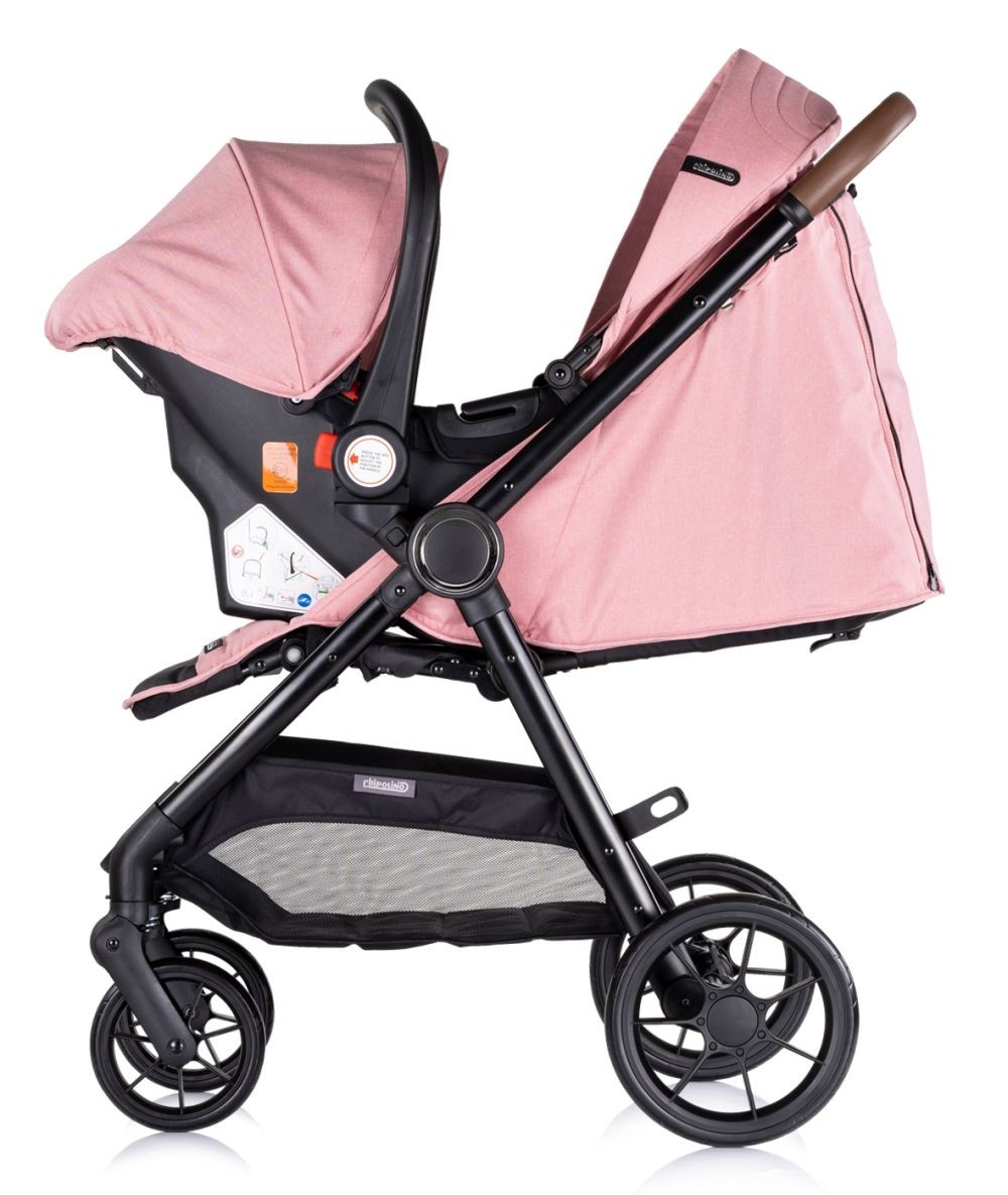 Ein rosa Baby-Kinderwagen mit schwarzem Rahmen und befestigtem Autositz, Seitenansicht.