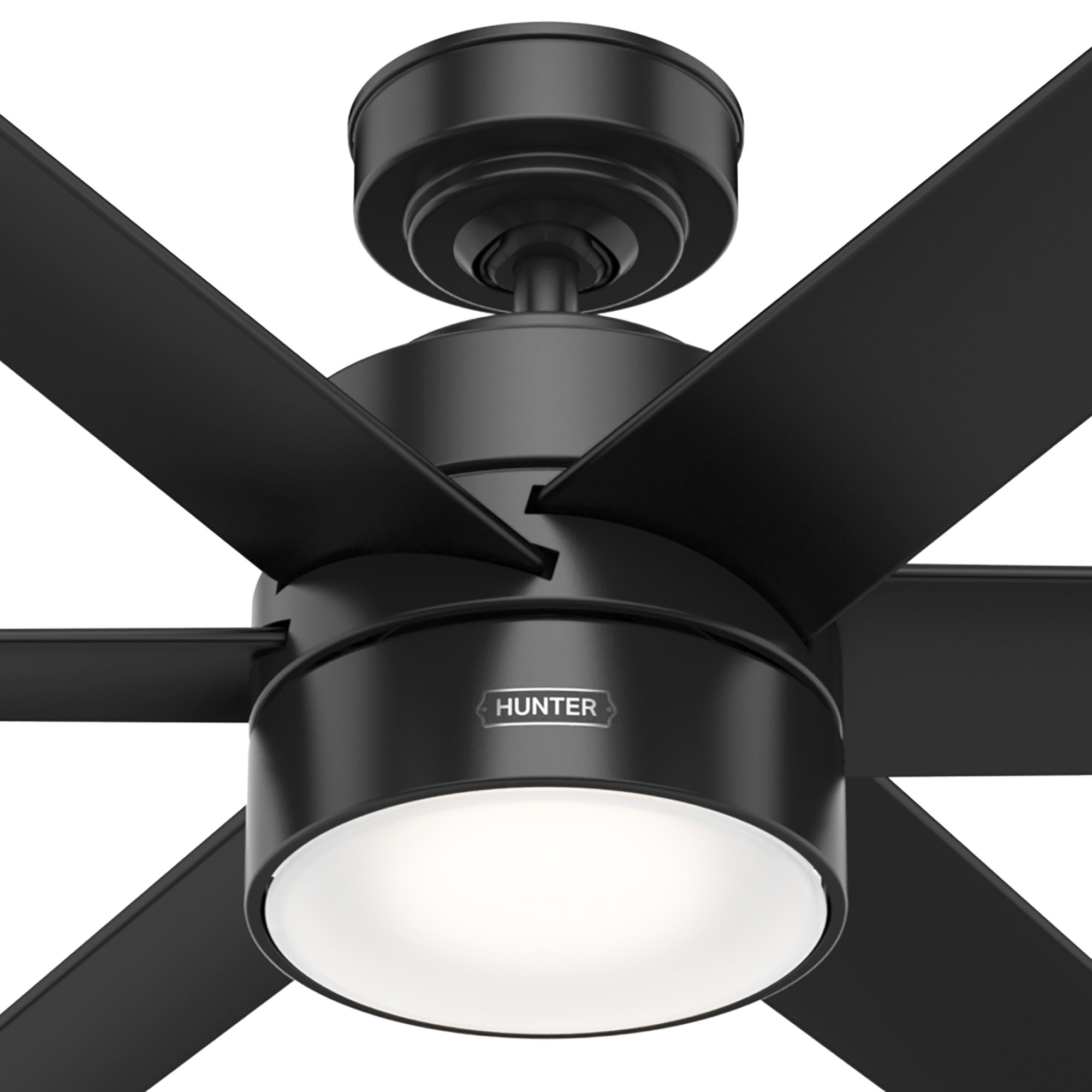 Schwarzer Deckenventilator mit fünf Flügeln und Licht. Der Markenname 'HUNTER' ist sichtbar.
