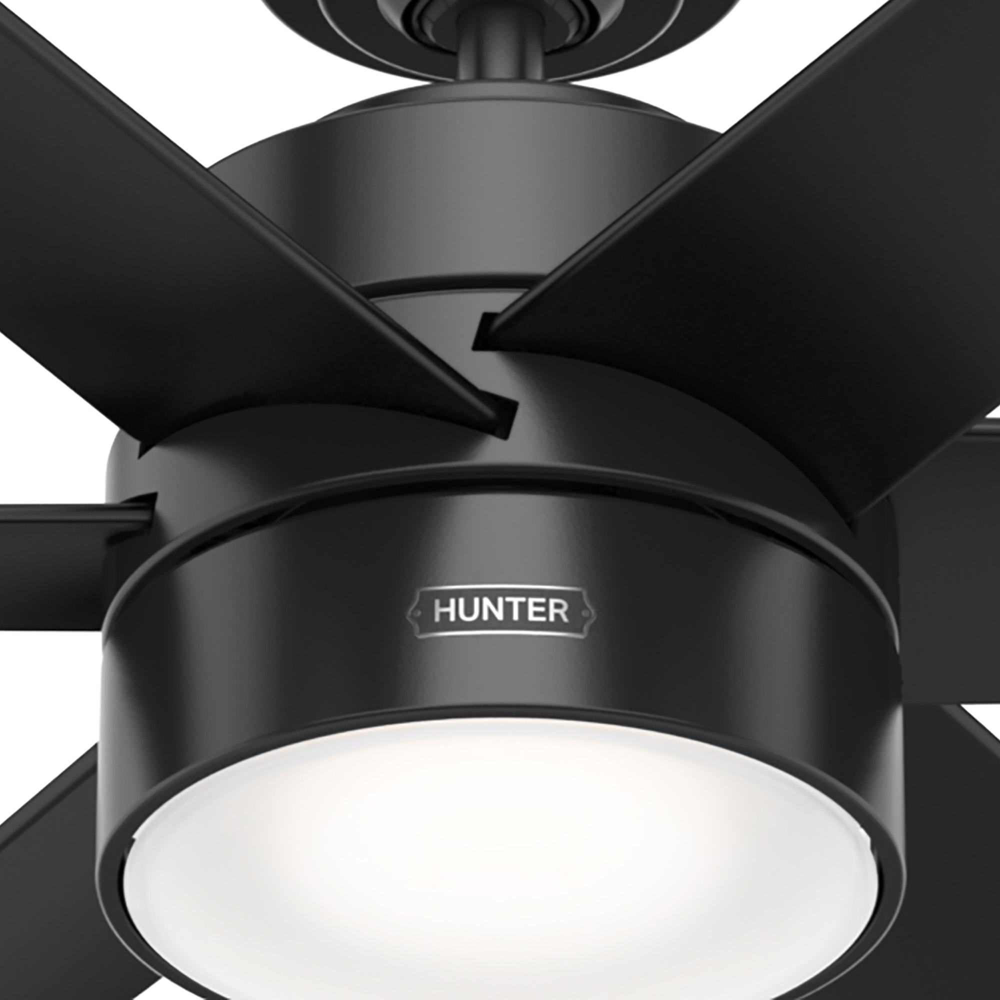 Nahaufnahme eines schwarzen Deckenventilators. Der Markenname 'HUNTER' steht auf dem Gehäuse. Fünf Flügel sichtbar.