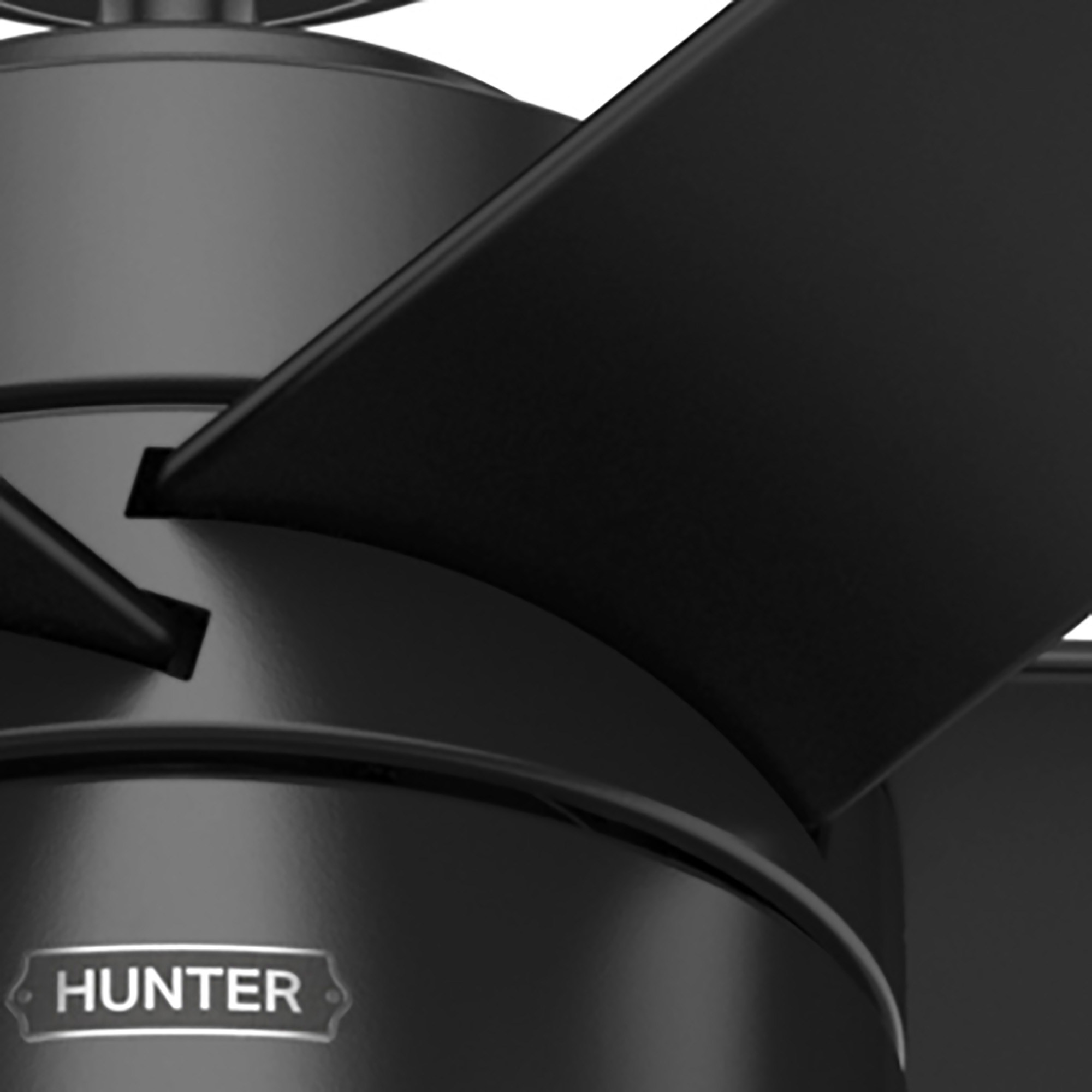 Nahaufnahme eines schwarzen Deckenventilators. Der Markenname 'HUNTER' ist auf dem Gehäuse. Flügel sichtbar.