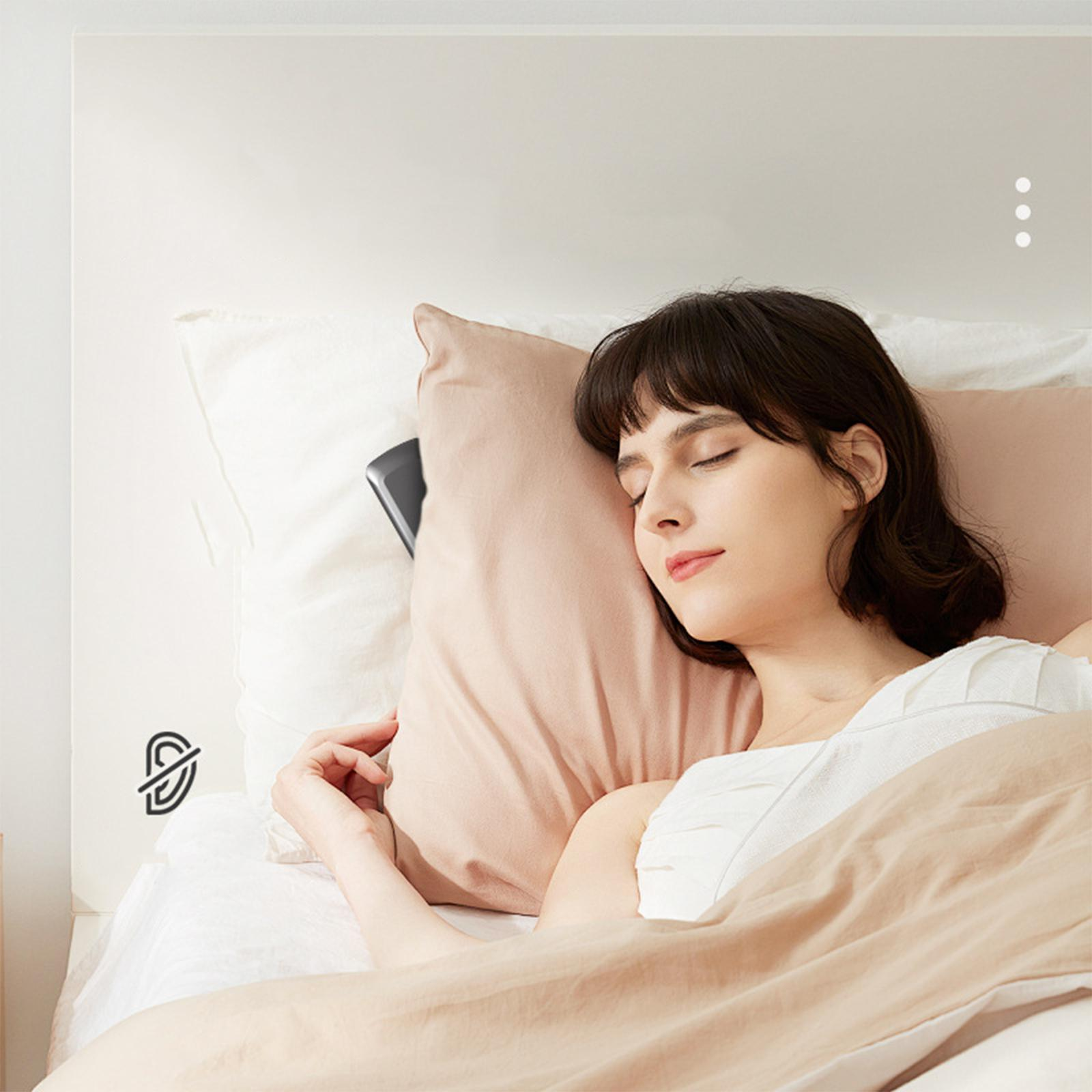 Frau schläft im Bett mit einem Kissen, ihr Gesicht ist sichtbar.