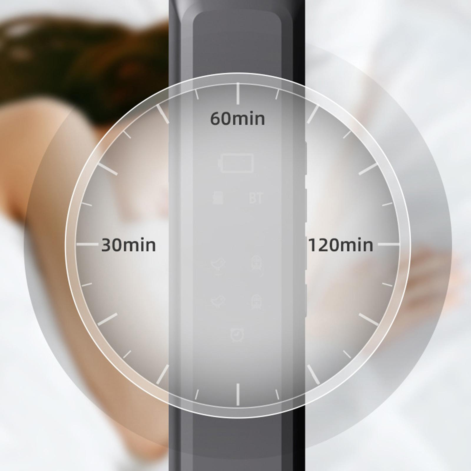 Eine Smartwatch zeigt Zeit und andere Informationen an. Im Hintergrund schläft eine Person.