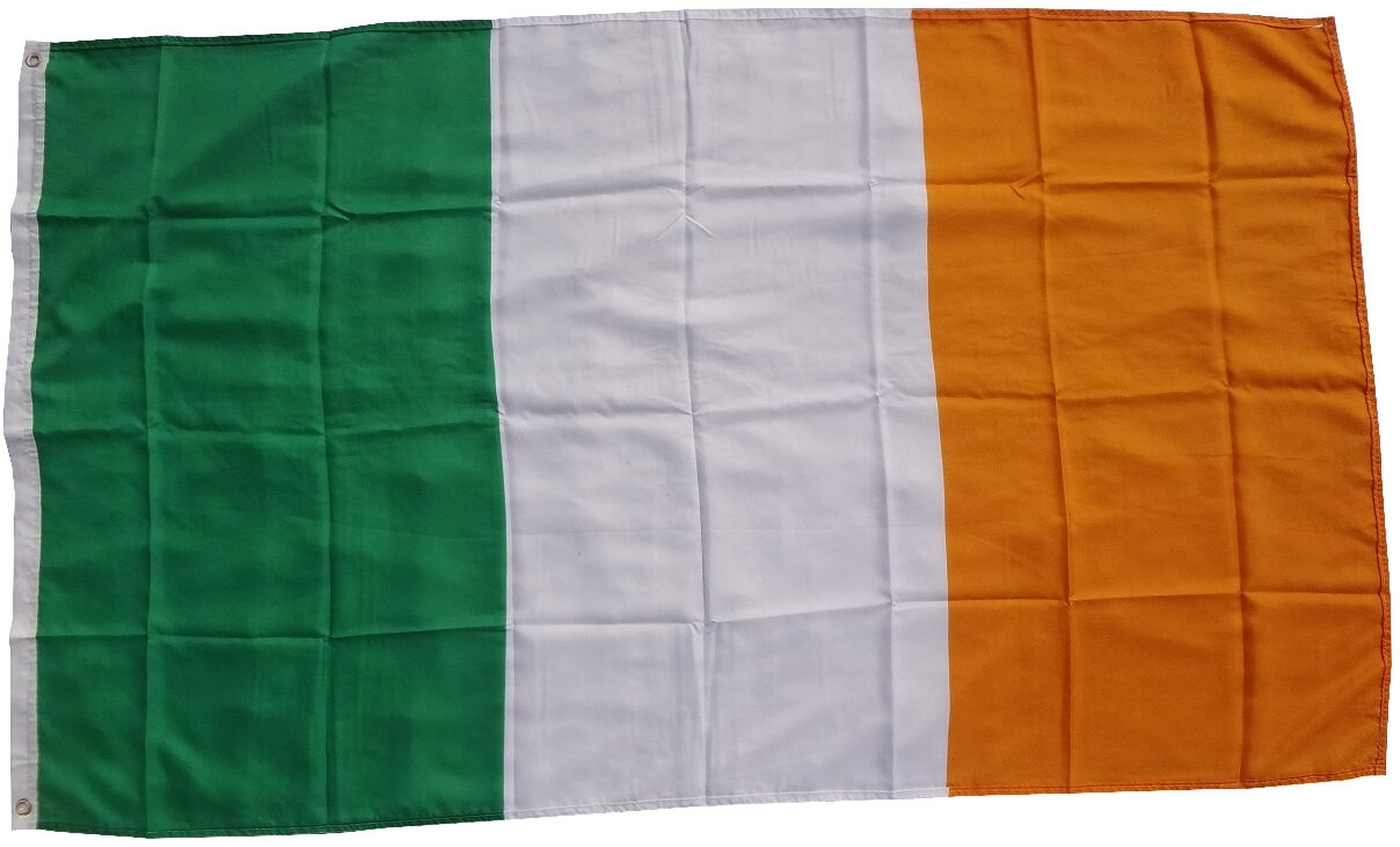 Die Flagge Irlands, eine vertikale Trikolore aus Grün, Weiß und Orange.