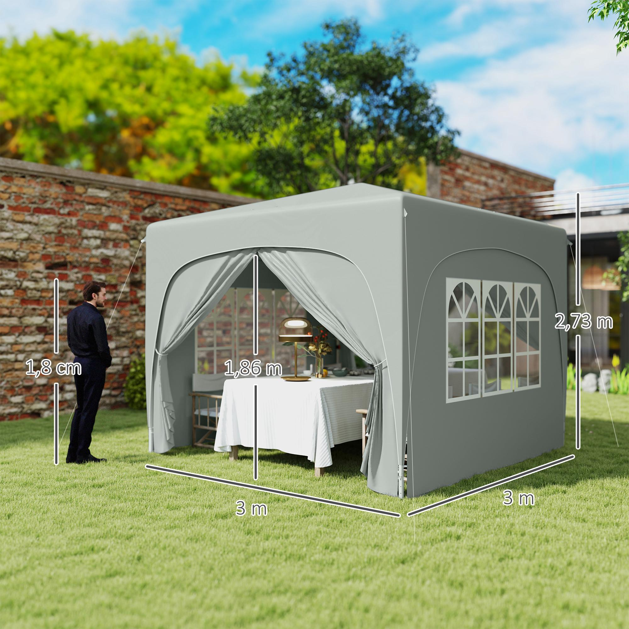 Ein grauer Pavillon in einem Garten hat einen Tisch für das Essen gedeckt. Ein Mann steht links.
