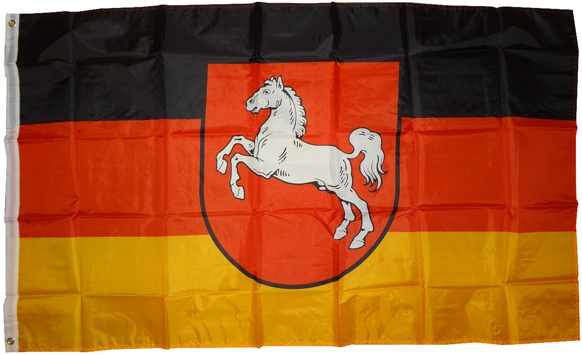 Flagge von Niedersachsen, Deutschland. Sie hat schwarze, rote und gelbe Streifen und ein weißes Pferd.