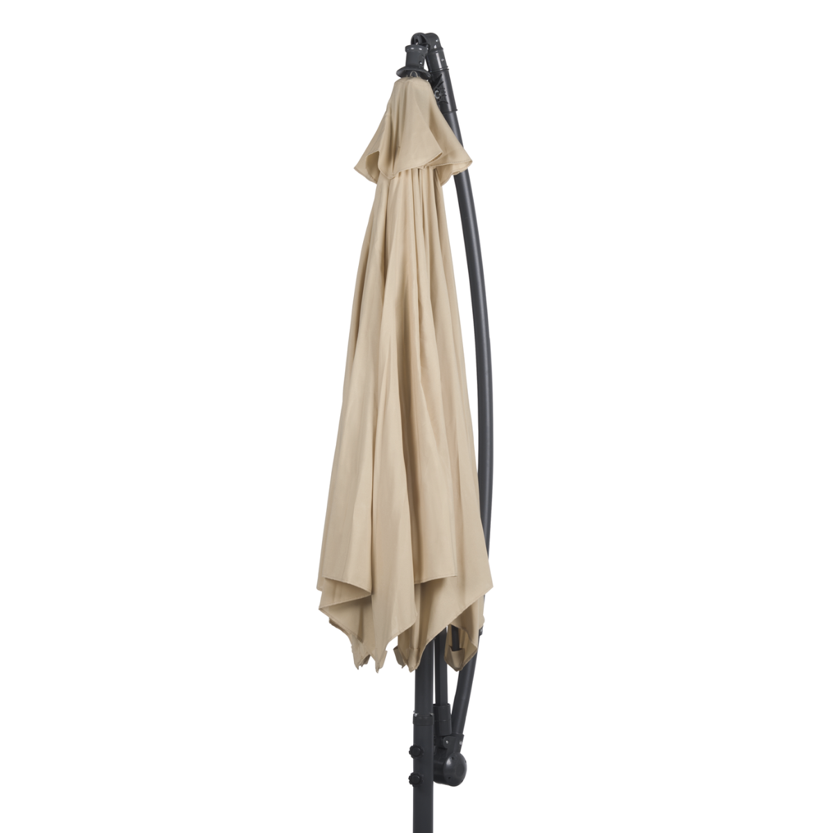Een beige parasol, opgevouwen. De paal is zwart, op een witte achtergrond.