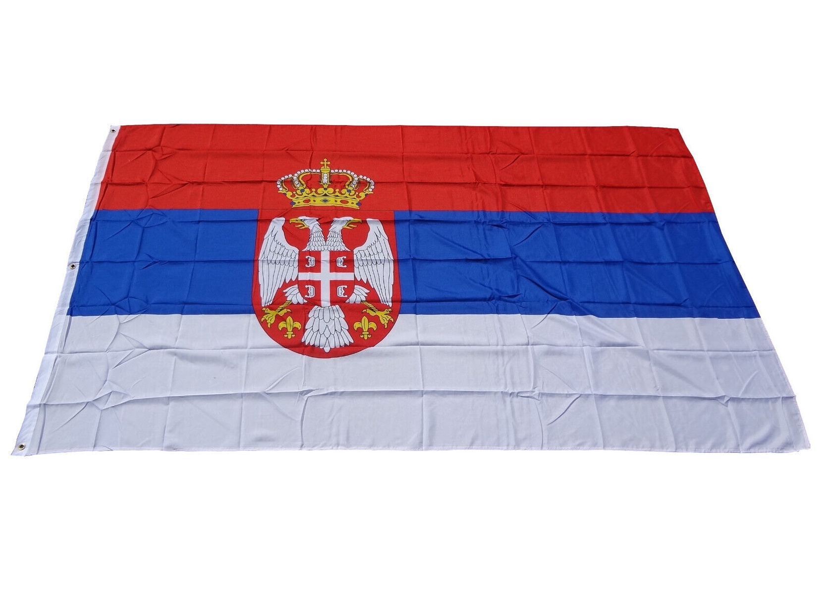 Serbische Flagge: rote, blaue und weiße horizontale Streifen mit Wappen in der Mitte.