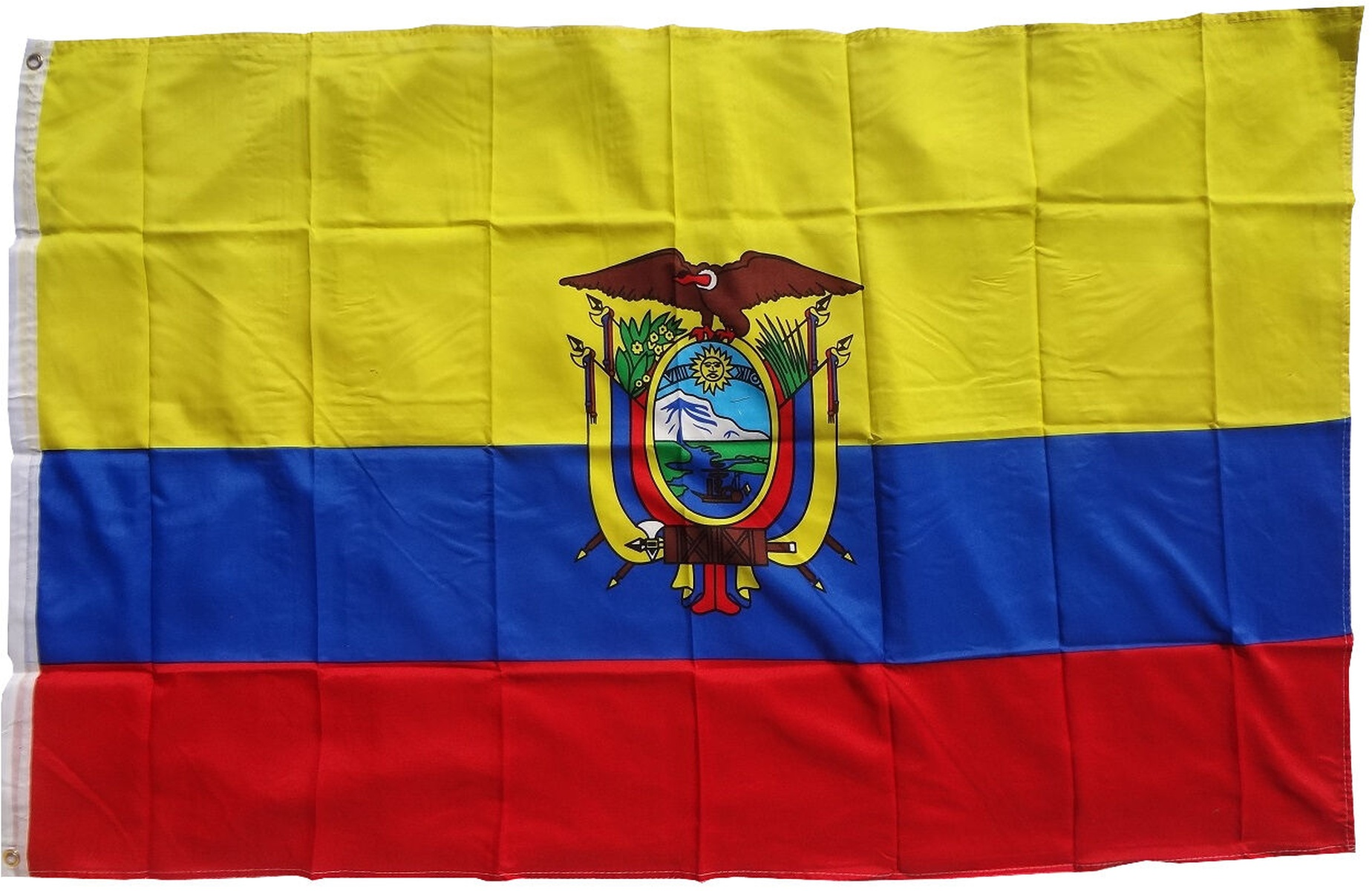 Die ecuadorianische Flagge hat horizontale Streifen in Gelb, Blau und Rot, mit einem Wappen in der Mitte.
