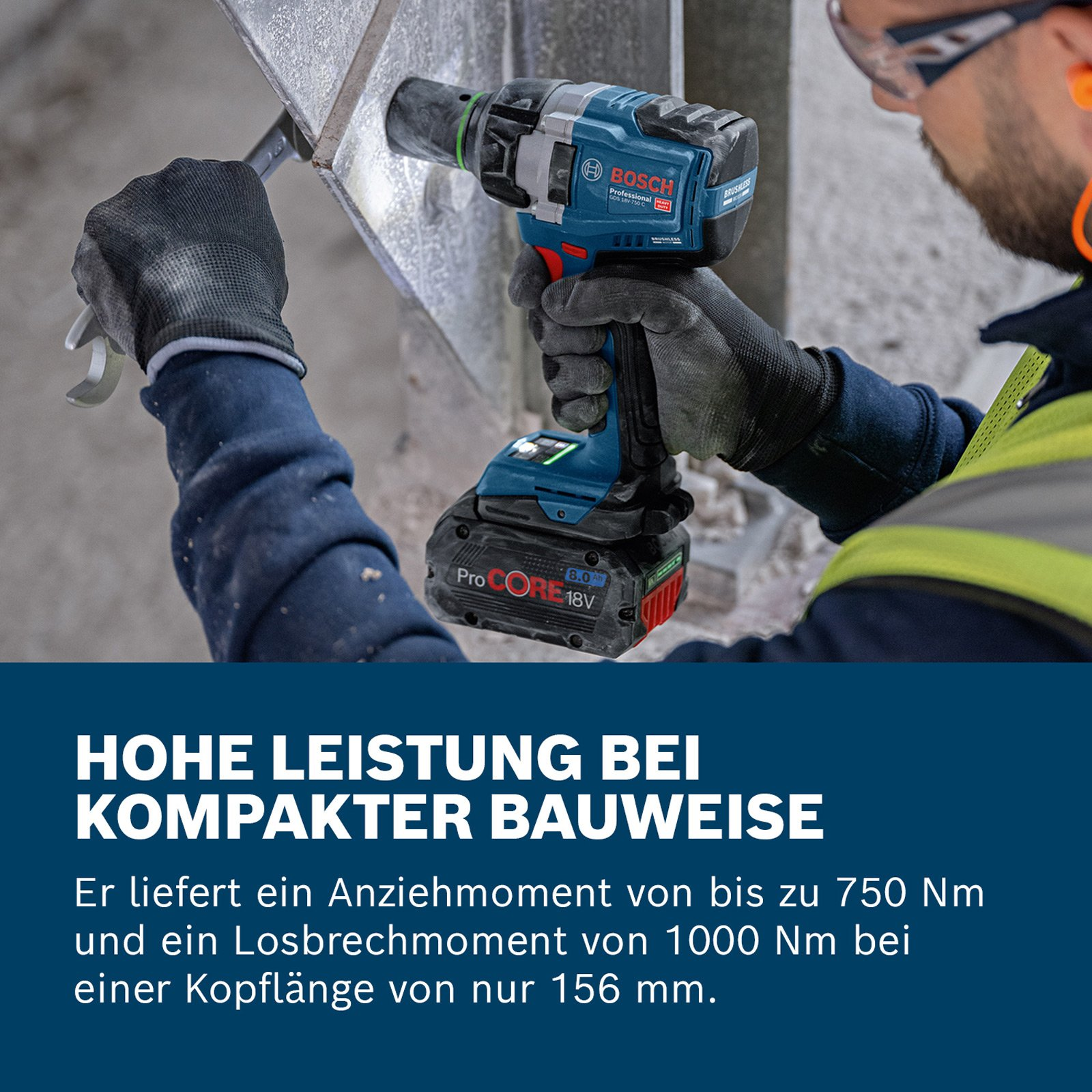 Ein Mann benutzt einen blau-schwarzen Akkuschrauber. Der Bohrer wird gegen einen Metallträger gehalten.