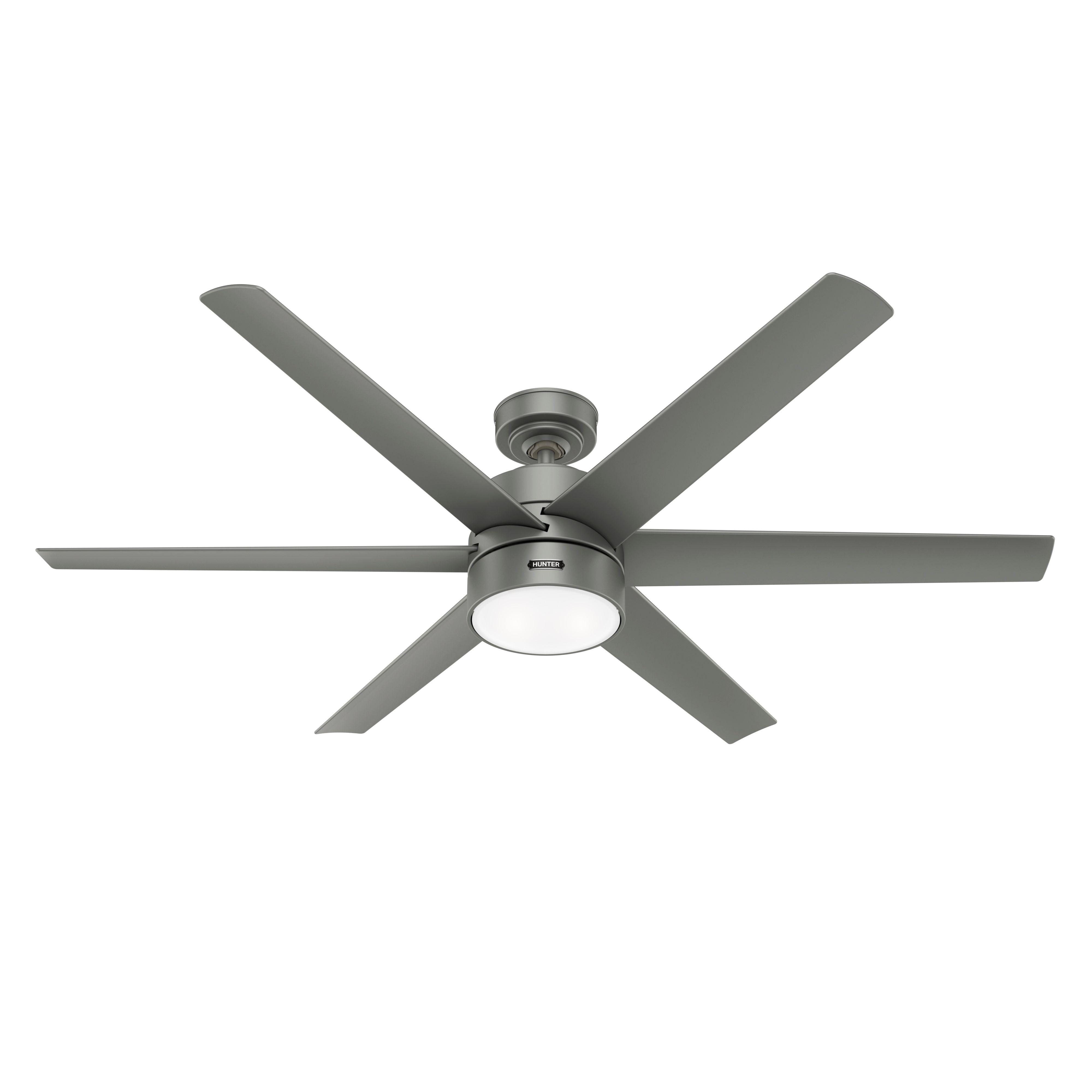 Grauer Deckenventilator mit fünf Flügeln und einer zentralen Leuchte auf weißem Grund.