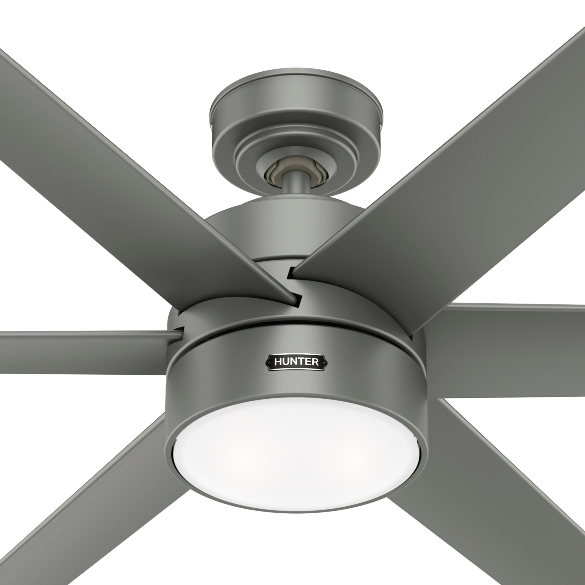 Grauer Deckenventilator mit fünf Flügeln und einer zentralen Leuchte auf weißem Grund.