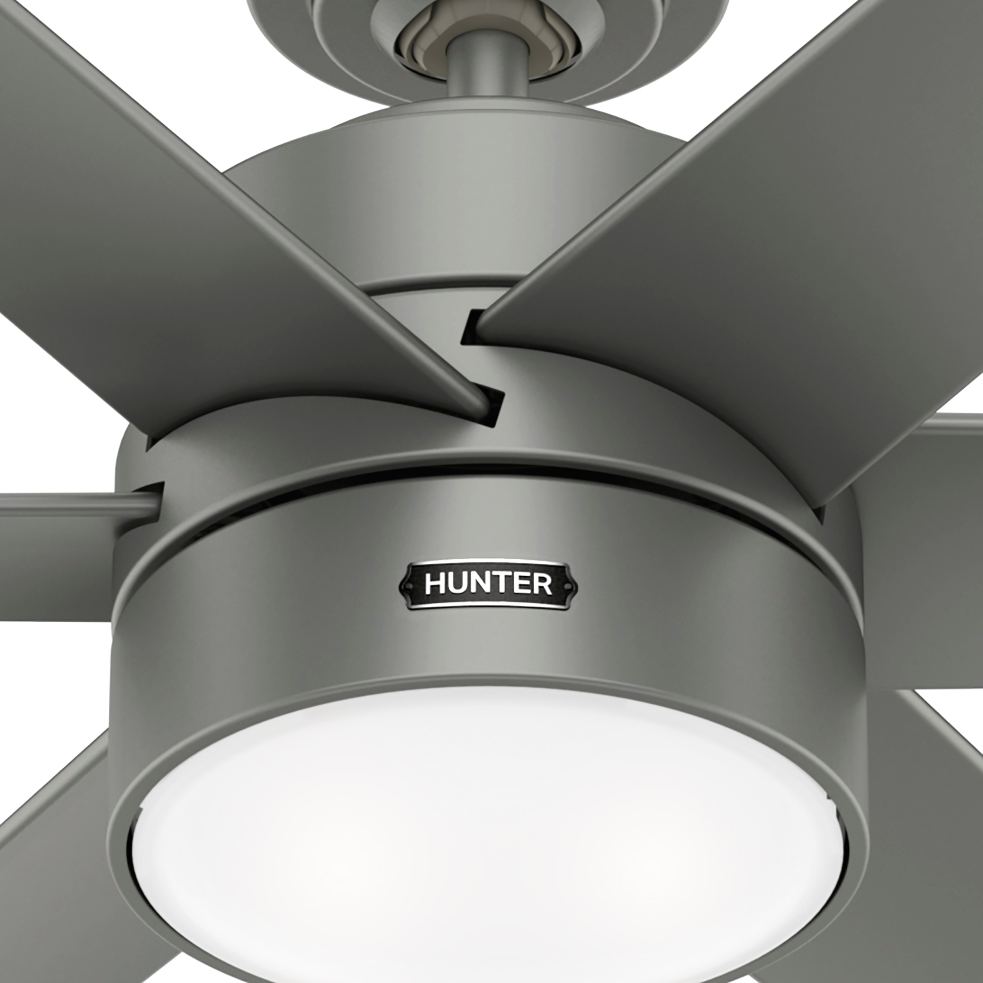 Nahaufnahme eines grauen Deckenventilators mit fünf Flügeln und einem zentralen Licht, mit dem Hunter-Logo.