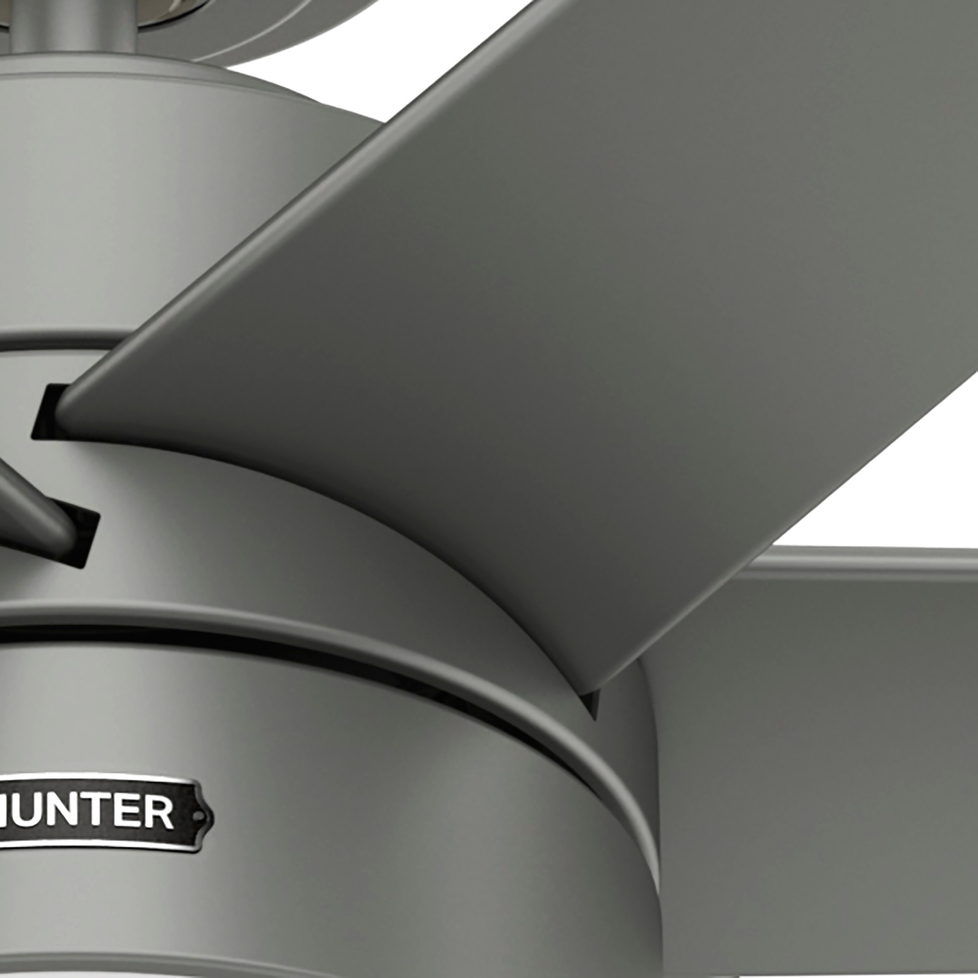 Nahaufnahme eines grauen Deckenventilators mit drei sichtbaren Flügeln. Der Markenname HUNTER ist zu sehen.