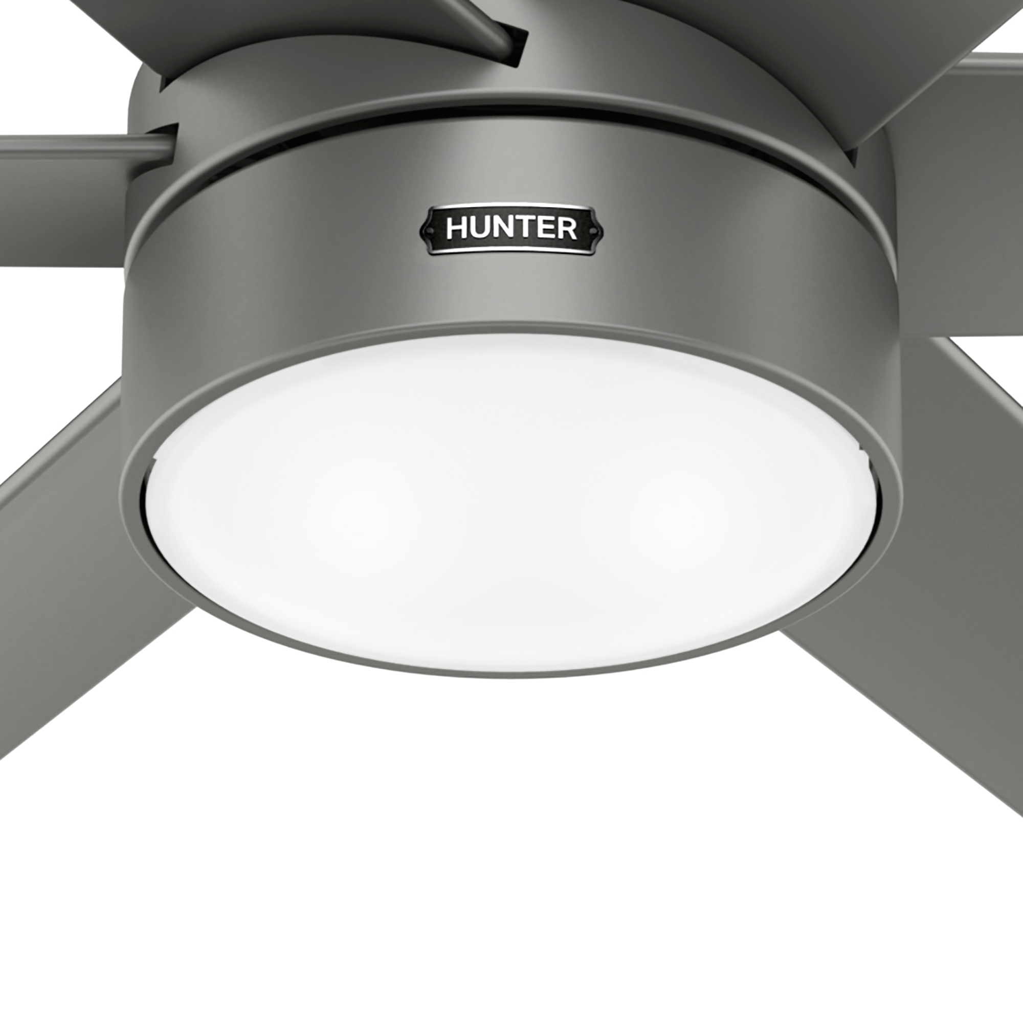 Nahaufnahme eines grauen Deckenventilators mit einem weißen Licht in der Mitte und der Marke HUNTER.