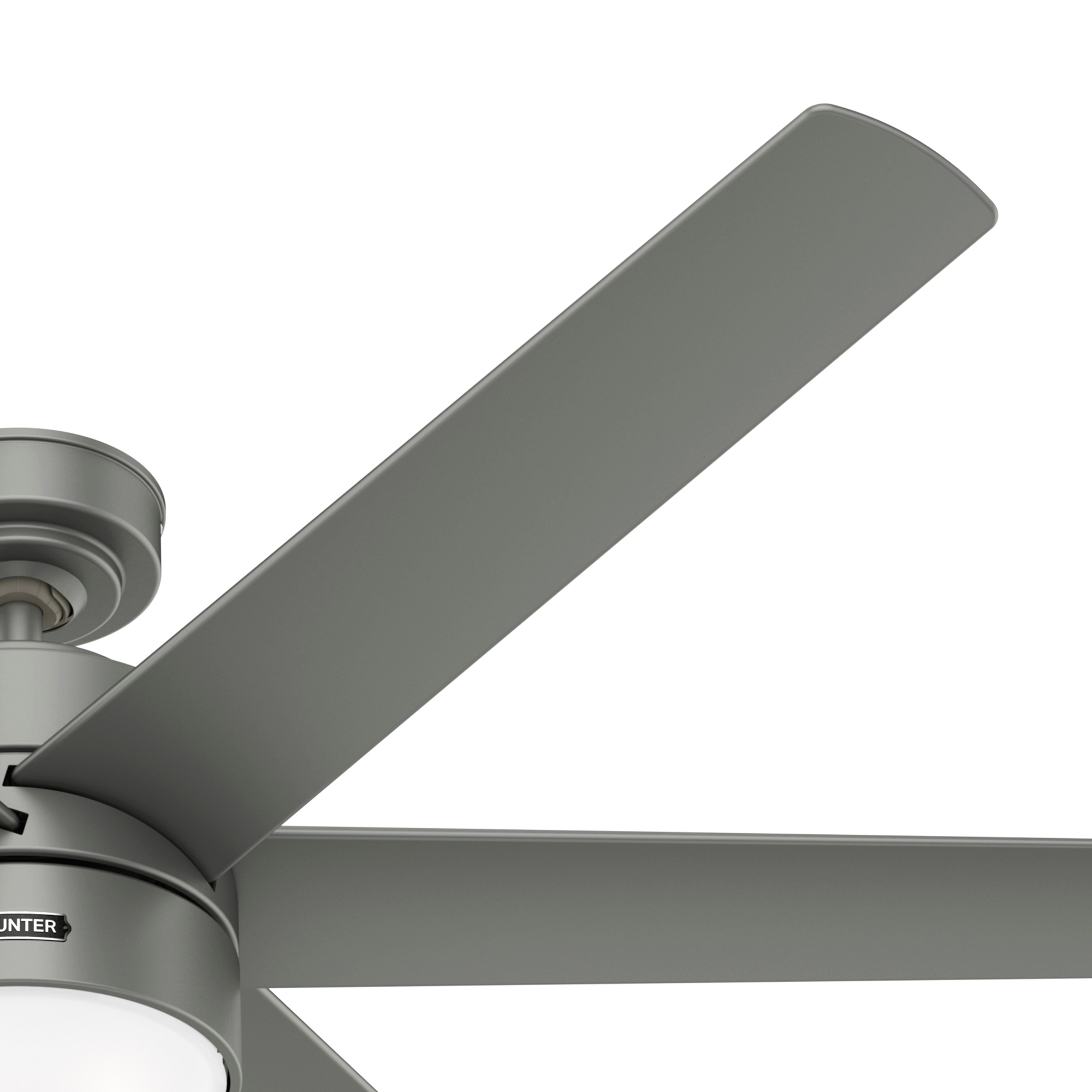 Nahaufnahme eines grauen Deckenventilatorflügels vor weißem Hintergrund.