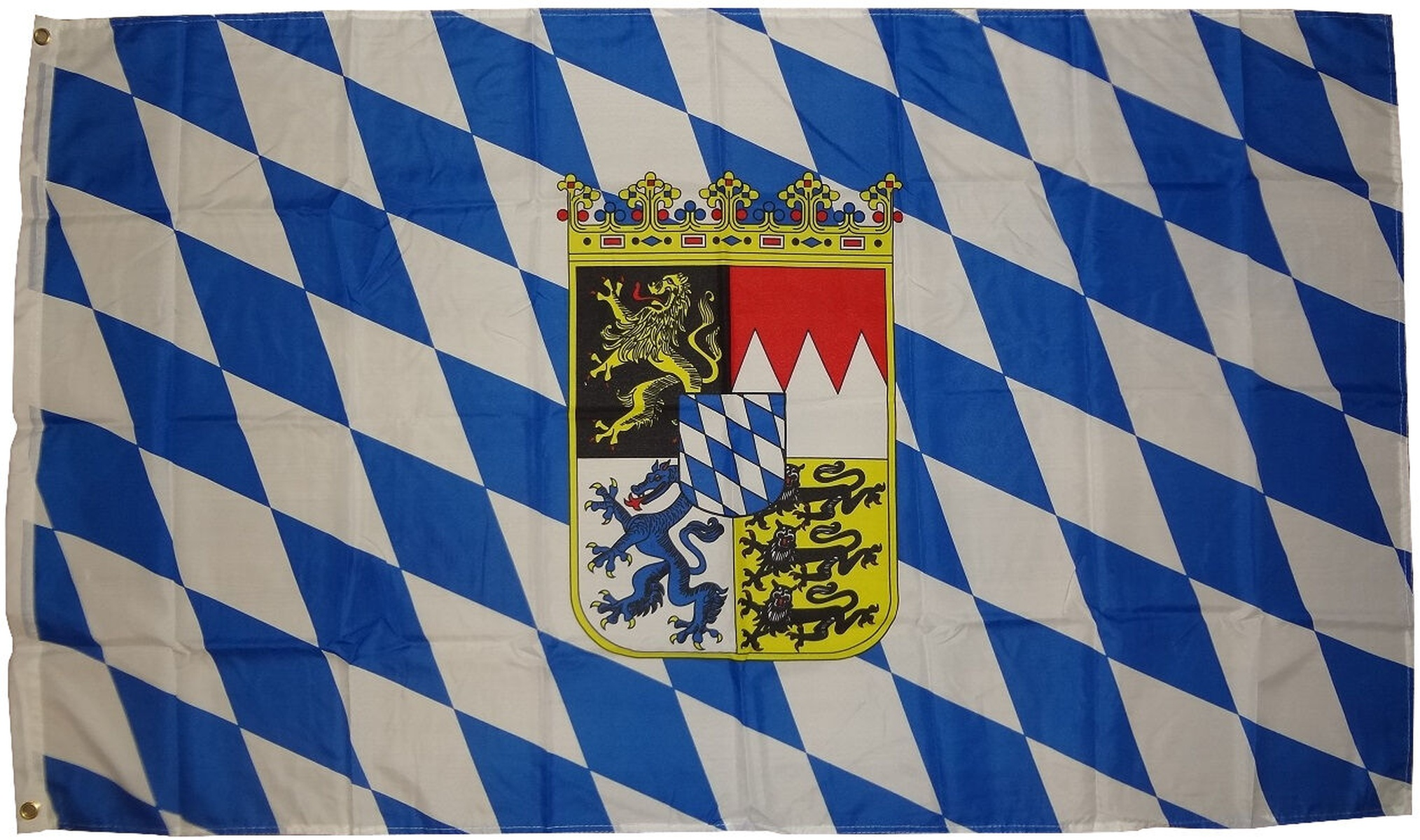 Die Flagge Bayerns. Sie hat ein weiß-blaues Rautenmuster mit einem Wappen in der Mitte.