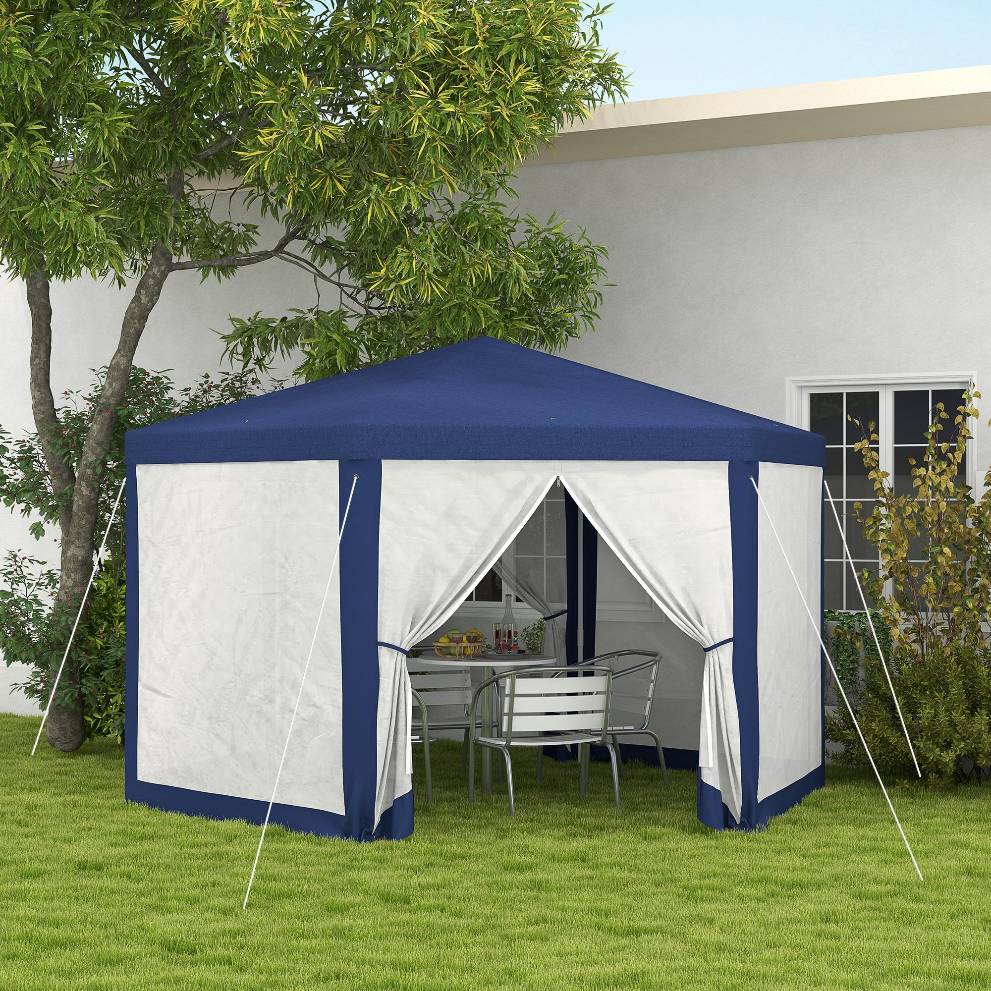 Ein blau-weißes Outdoor-Zelt mit weißen Vorhängen. Bäume und Gras sind im Hintergrund. Ein Tisch und Stühle sind innen.
