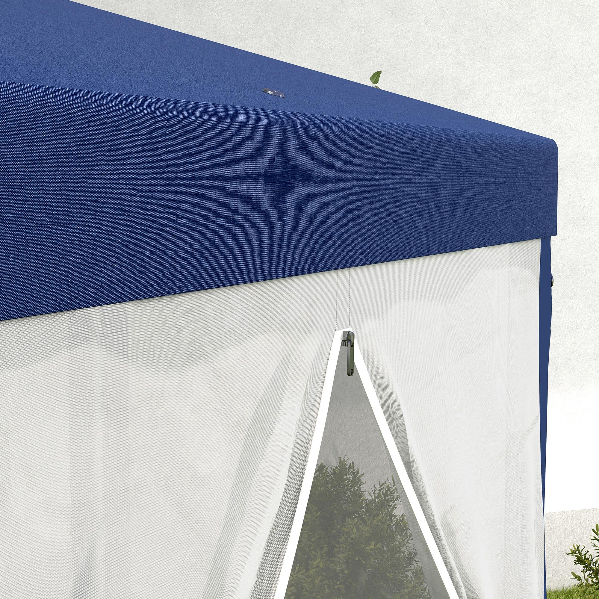 Nahaufnahme der blauen Zeltspitze mit weißem Netz. Ein kleines Blatt liegt oben. Ein Baum ist durch das Netz sichtbar.