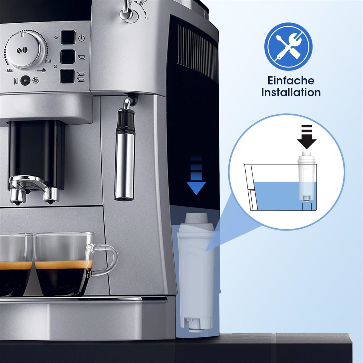 Silberne Espressomaschine mit zwei Tassen und einem Filter. Text: Einfache Installation. Blauer Pfeil zeigt Filterplatzierung.