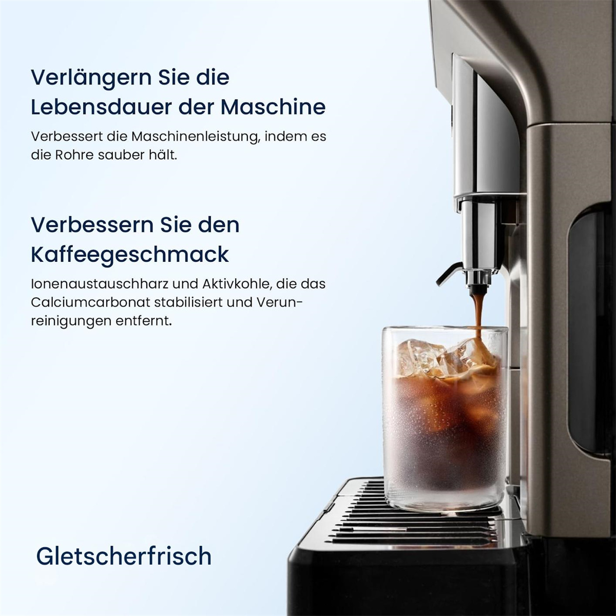 Eine Kaffeemaschine gießt Kaffee in ein Glas mit Eis. Text erklärt, wie man die Lebensdauer und den Geschmack verbessert.