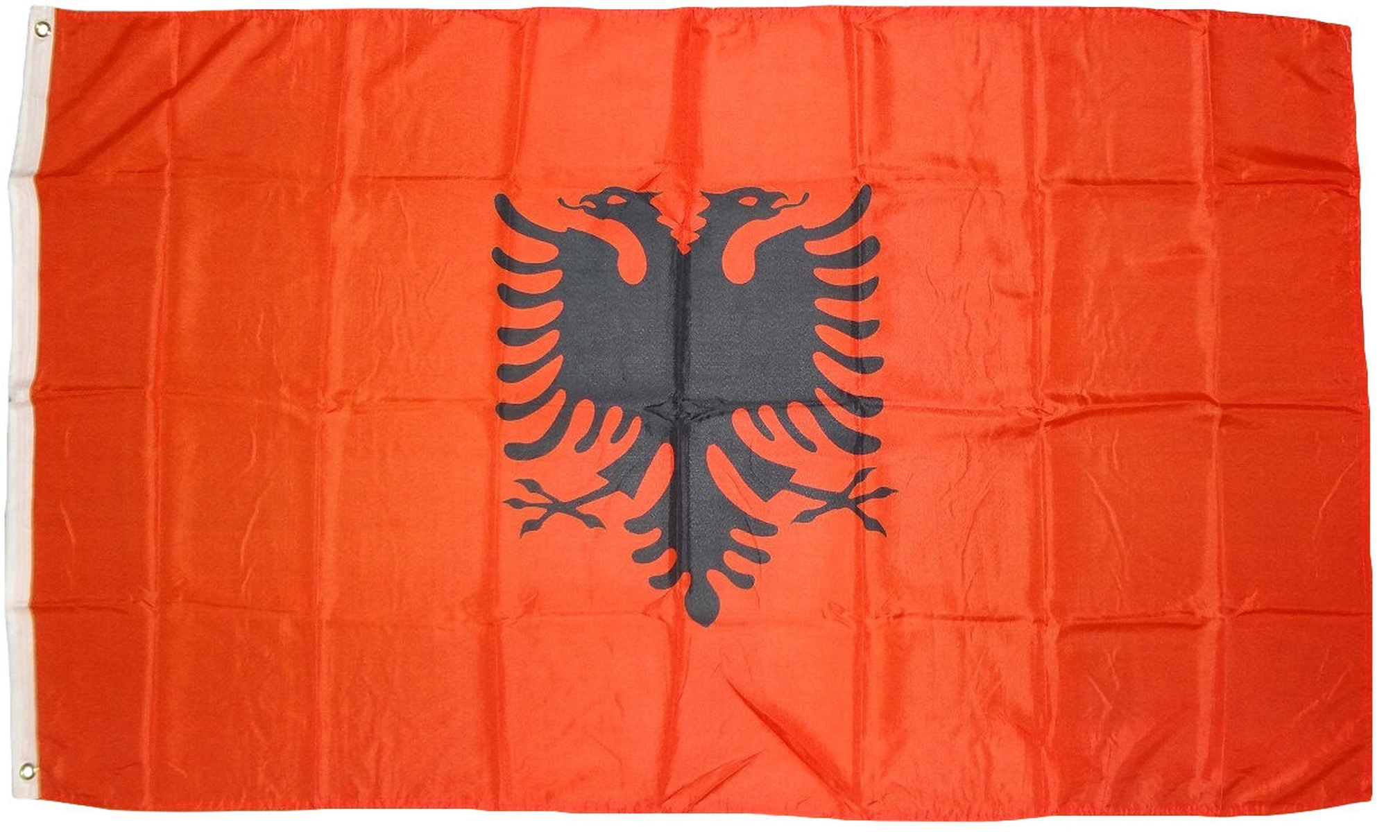 Die albanische Flagge ist rot mit einem schwarzen doppelköpfigen Adler in der Mitte.