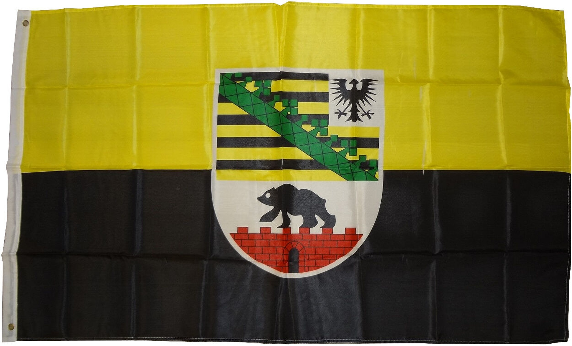 Die Flagge von Sachsen-Anhalt, Deutschland, mit gelben und schwarzen horizontalen Streifen mit Wappen.