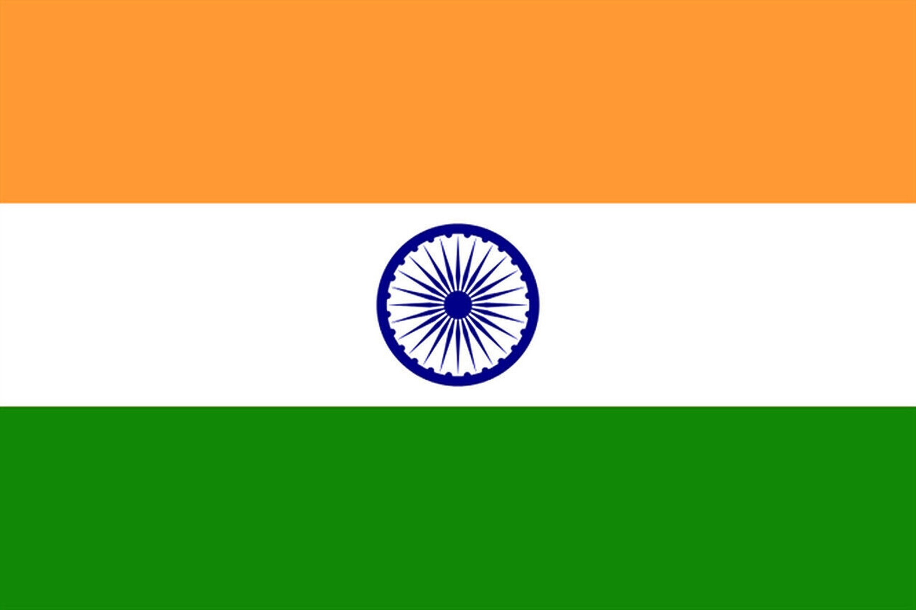 Die indische Flagge ist dreifarbig: oben orange, in der Mitte weiß mit blauem Rad, unten grün.