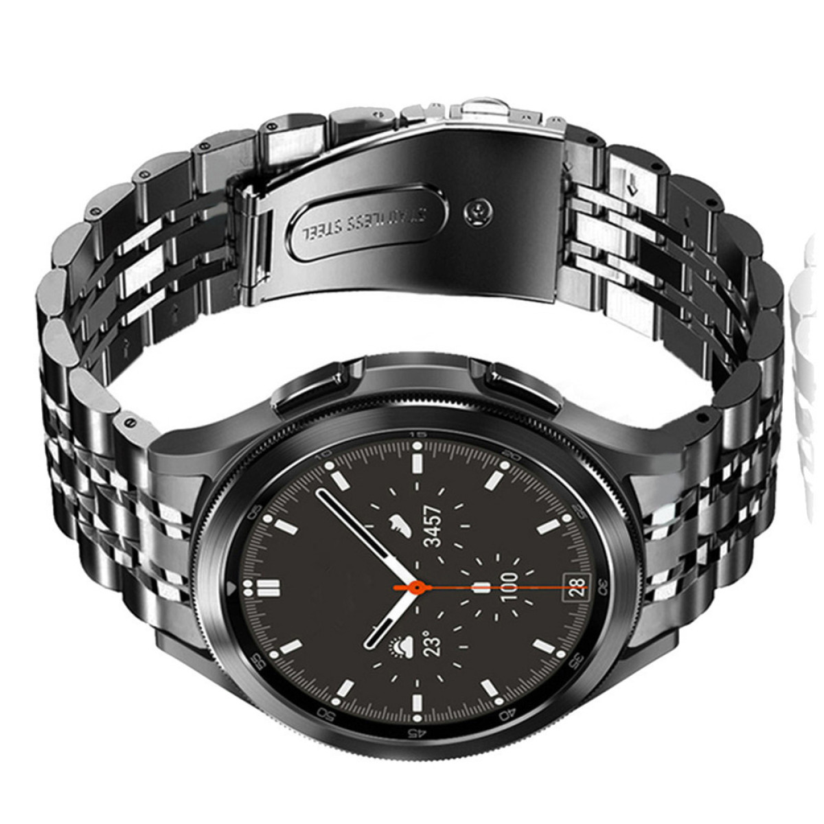 Smartwatch nero con cinturino in metallo nero su una superficie. L'orologio mostra l'ora e la frequenza cardiaca.