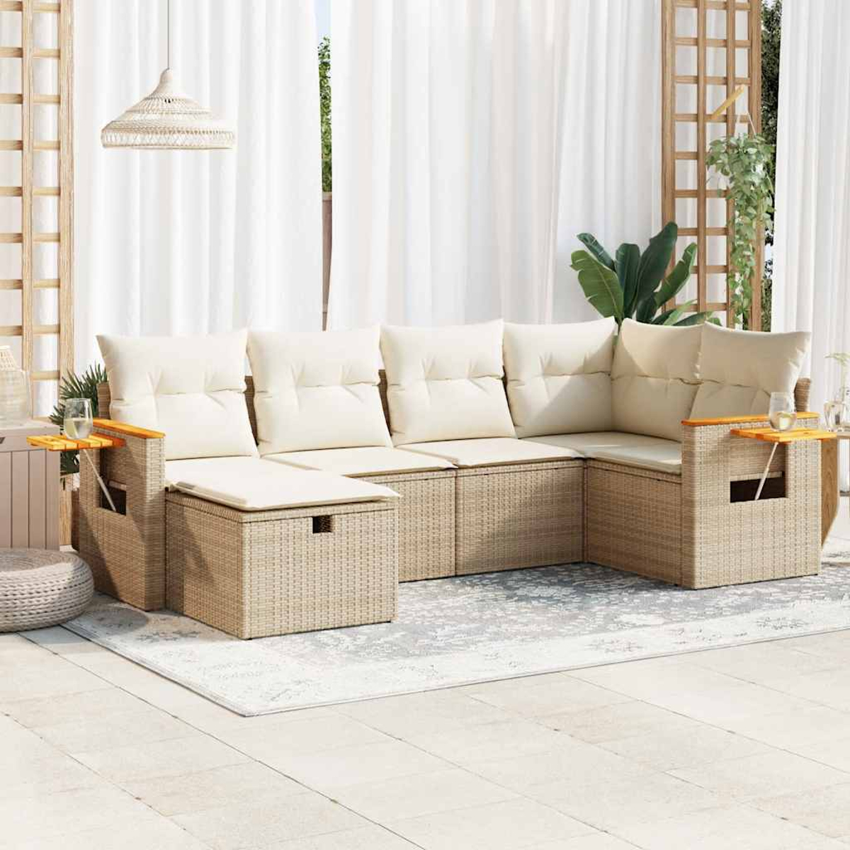 Un divano componibile in vimini beige per esterni con cuscini, tavoli e sfondo bianco.