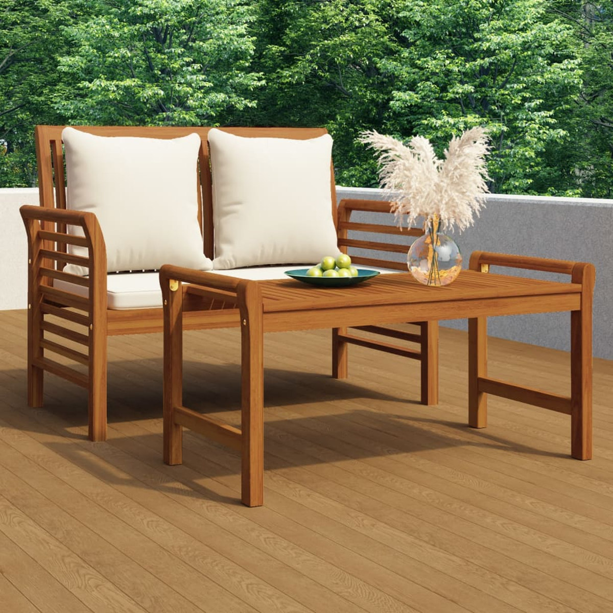Holz-Terrassenmöbel mit zwei weißen Kissen, einem kleinen Tisch mit Vase und grünem Hintergrund. Das Set ist braun.