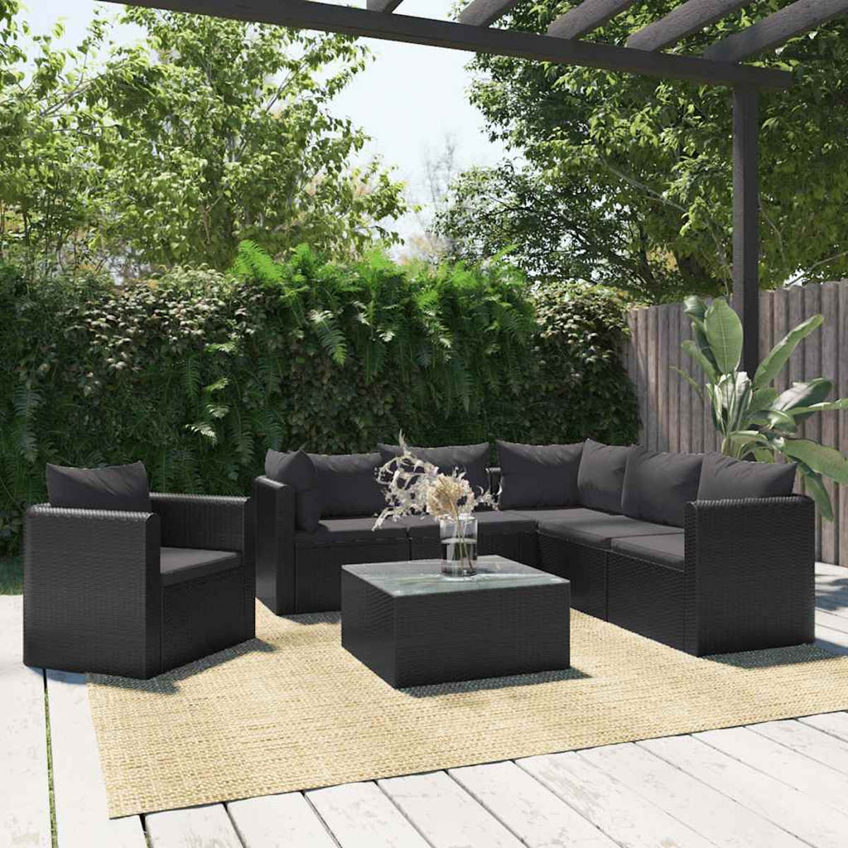 Terrassenmöbel-Set mit schwarzem Korbmöbeln, einschließlich Ecksofa, Sesseln und Tisch.
