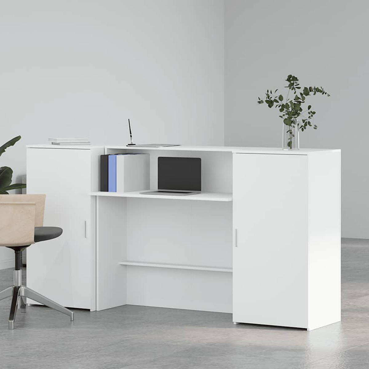 Weiße Büromöbel mit Regal, Laptop und einigen Akten oben drauf.