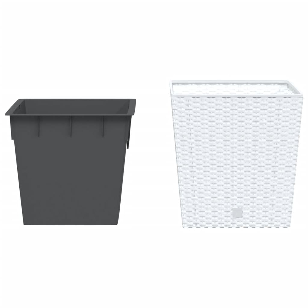Zwei quadratische Pflanzgefäße, eines dunkelgrau und das andere weiß im Wicker-Look.