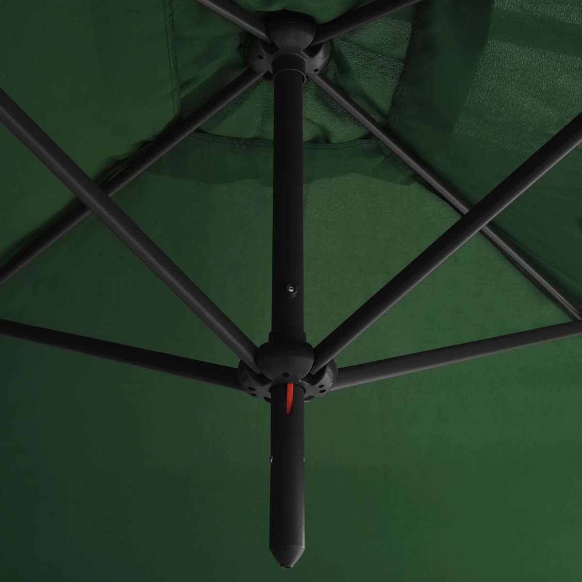 Ansicht von unten eines grünen Schirms, der Rahmen, schwarzen Stiel und weißen Hintergrund zeigt.