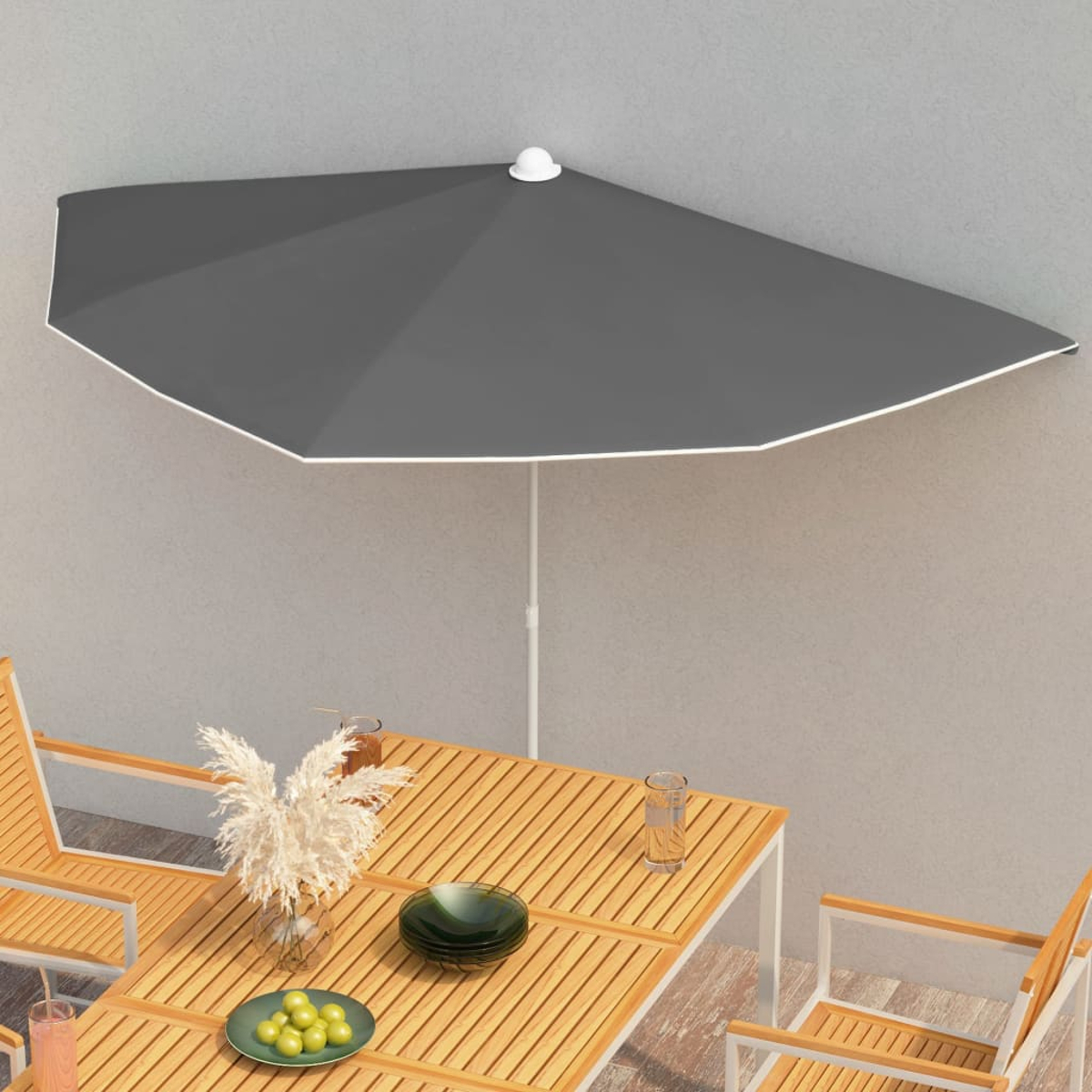 Ein grauer Schirm über einem Holztisch mit Gläsern und Essen. Zwei Stühle stehen am Tisch.